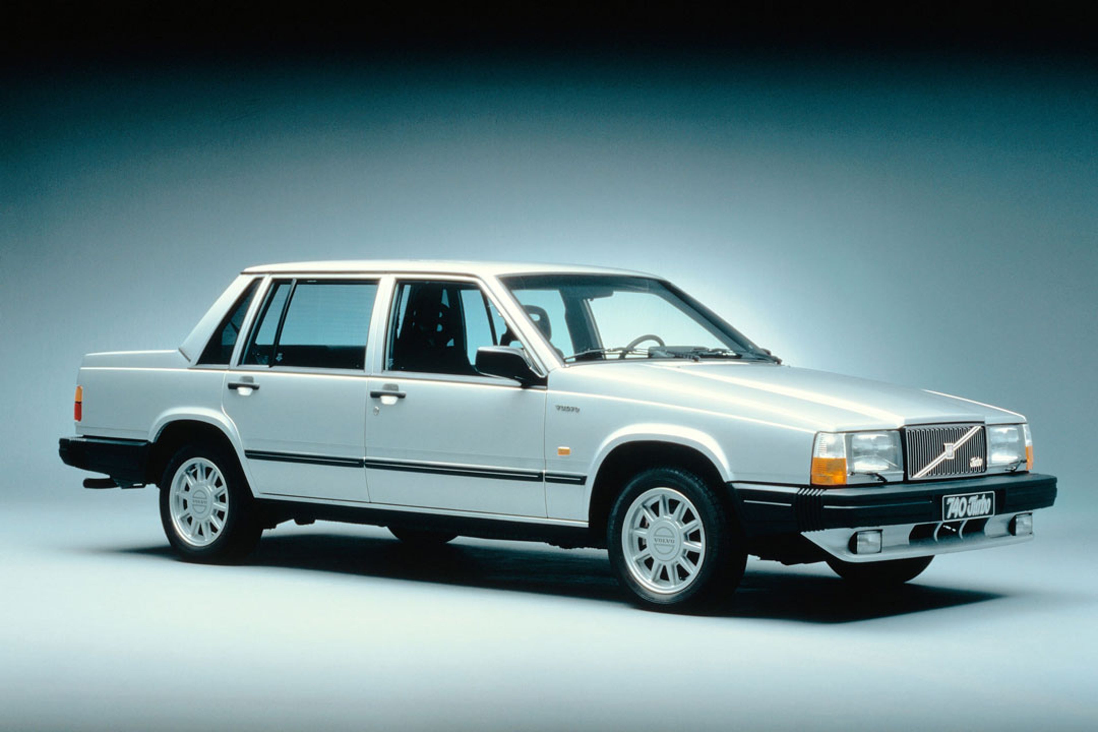 Un sedán Volvo 740 en un estudio.