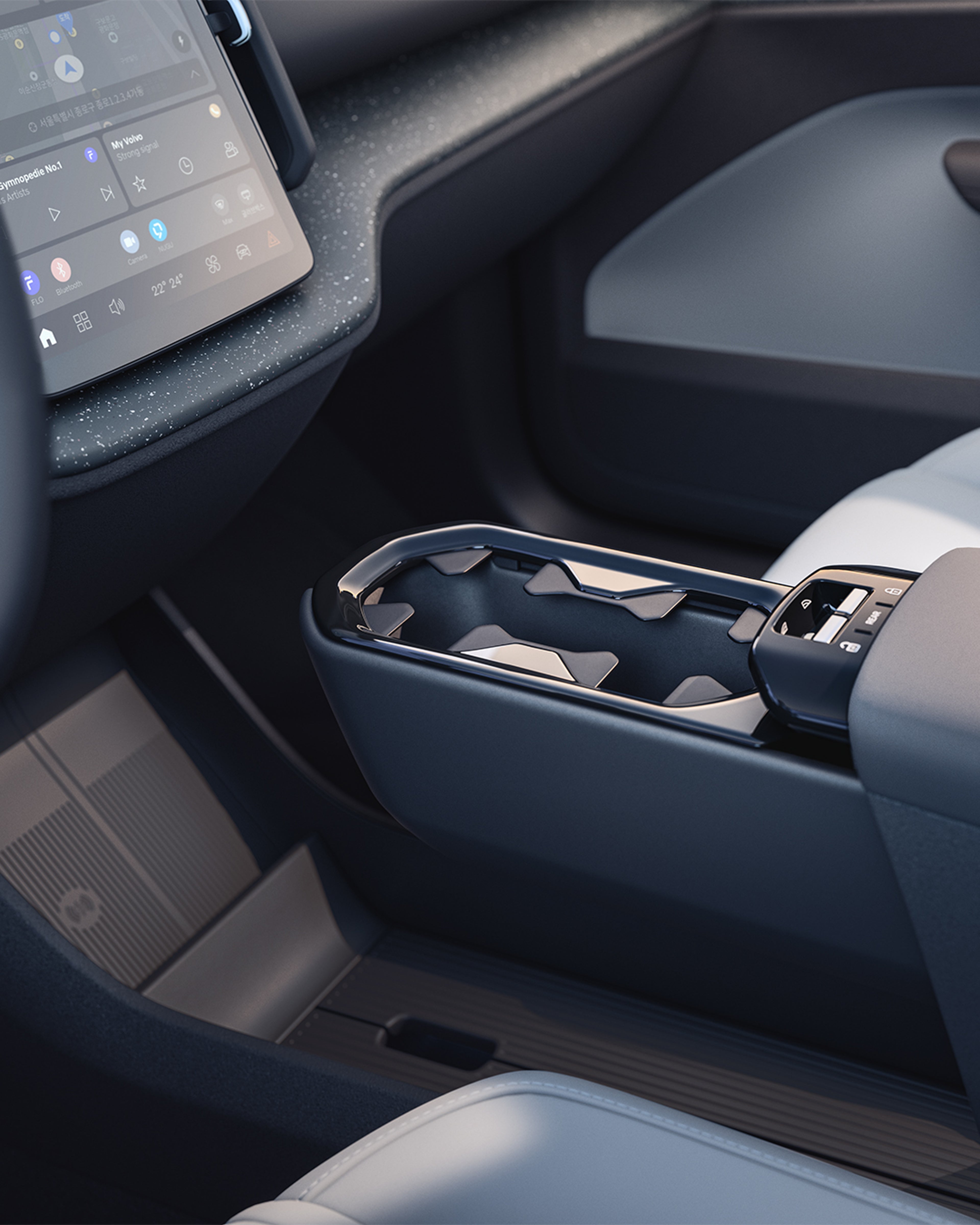 스마트 수납 공간 및 충전 패드를 강조한 EX30 센터 콘솔 클로즈업.