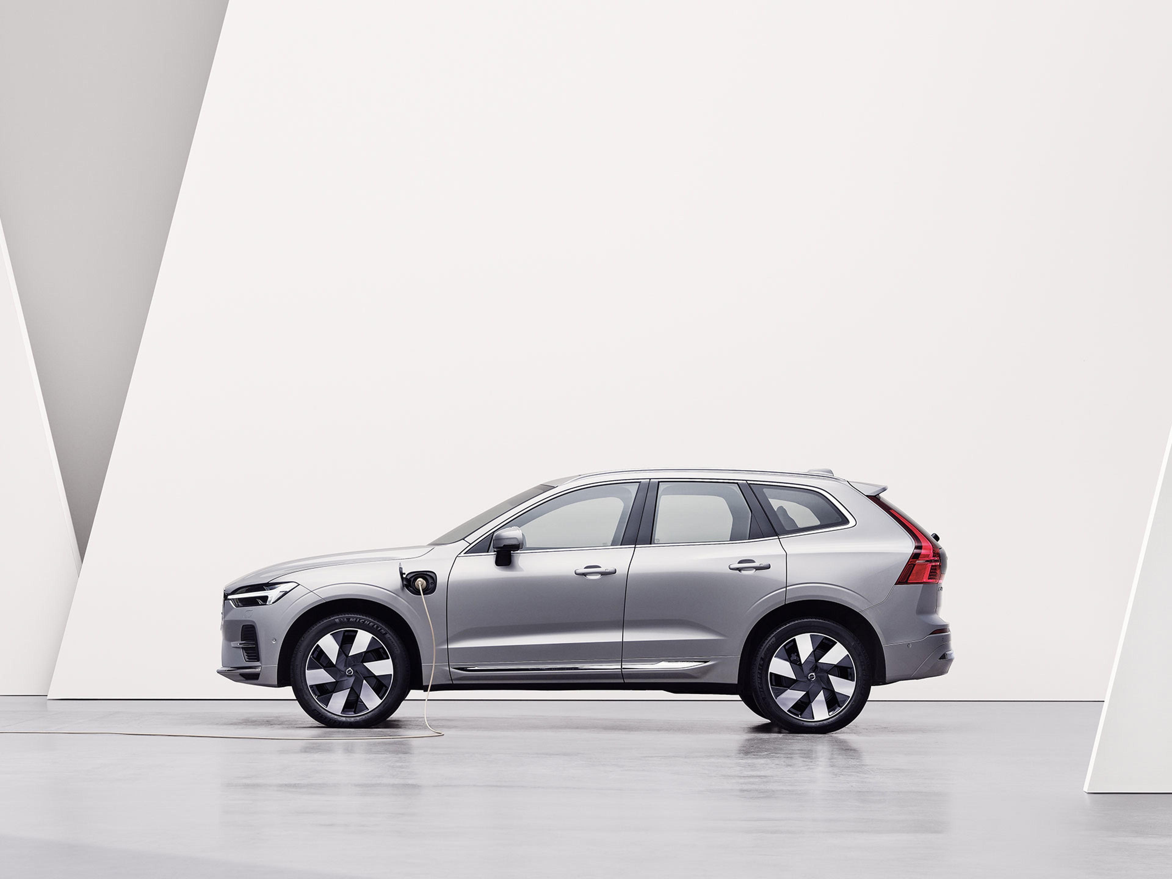 The side profile of a blue Volvo C40 Recharge.