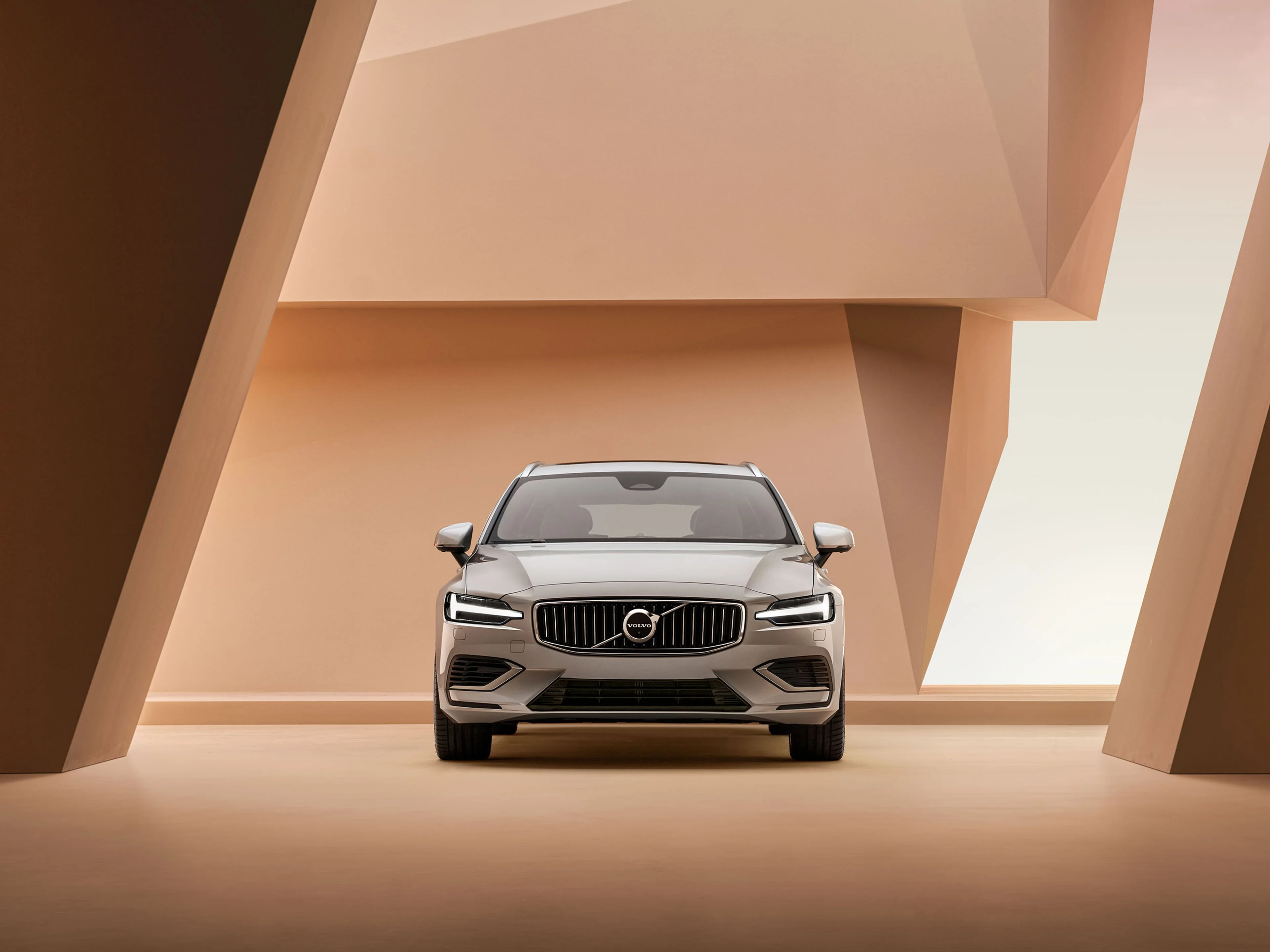 Grijze Volvo V60 Plug-in hybrid in mooie architectonische ruimte