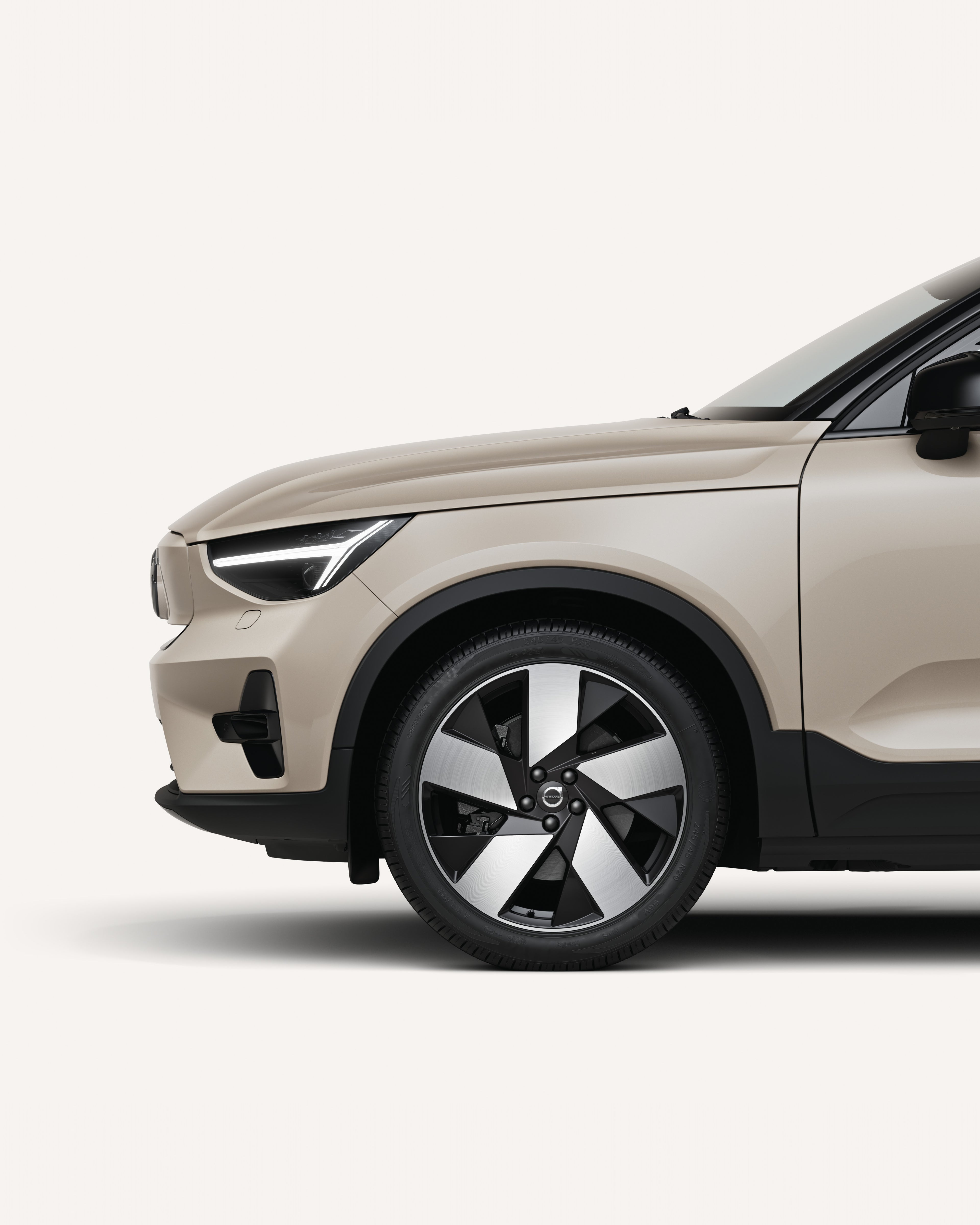 Mitad delantera del Volvo EC40 en un entorno de estudio blanco.