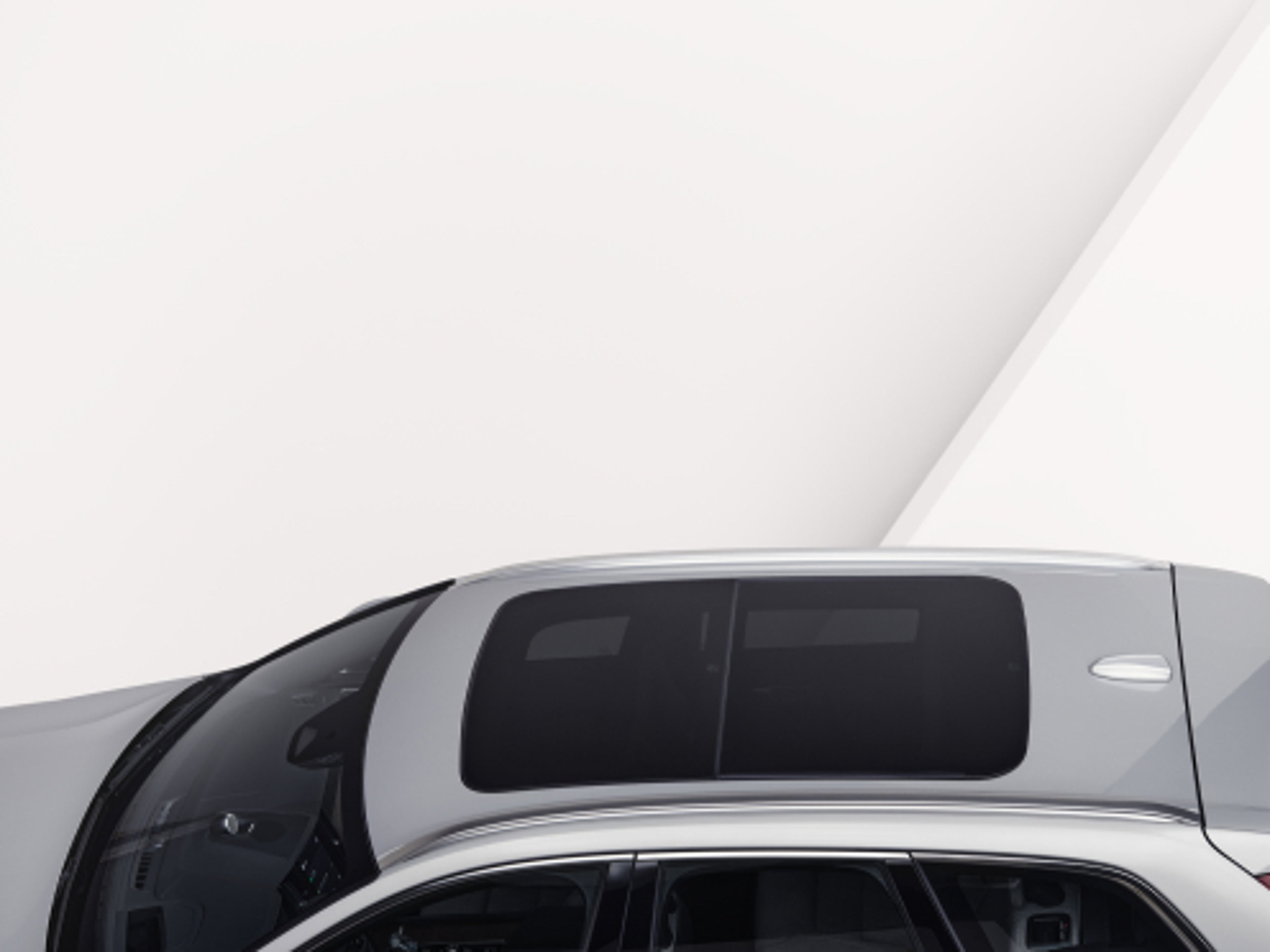 Volvo XC60 雙能電動車的全景天窗。