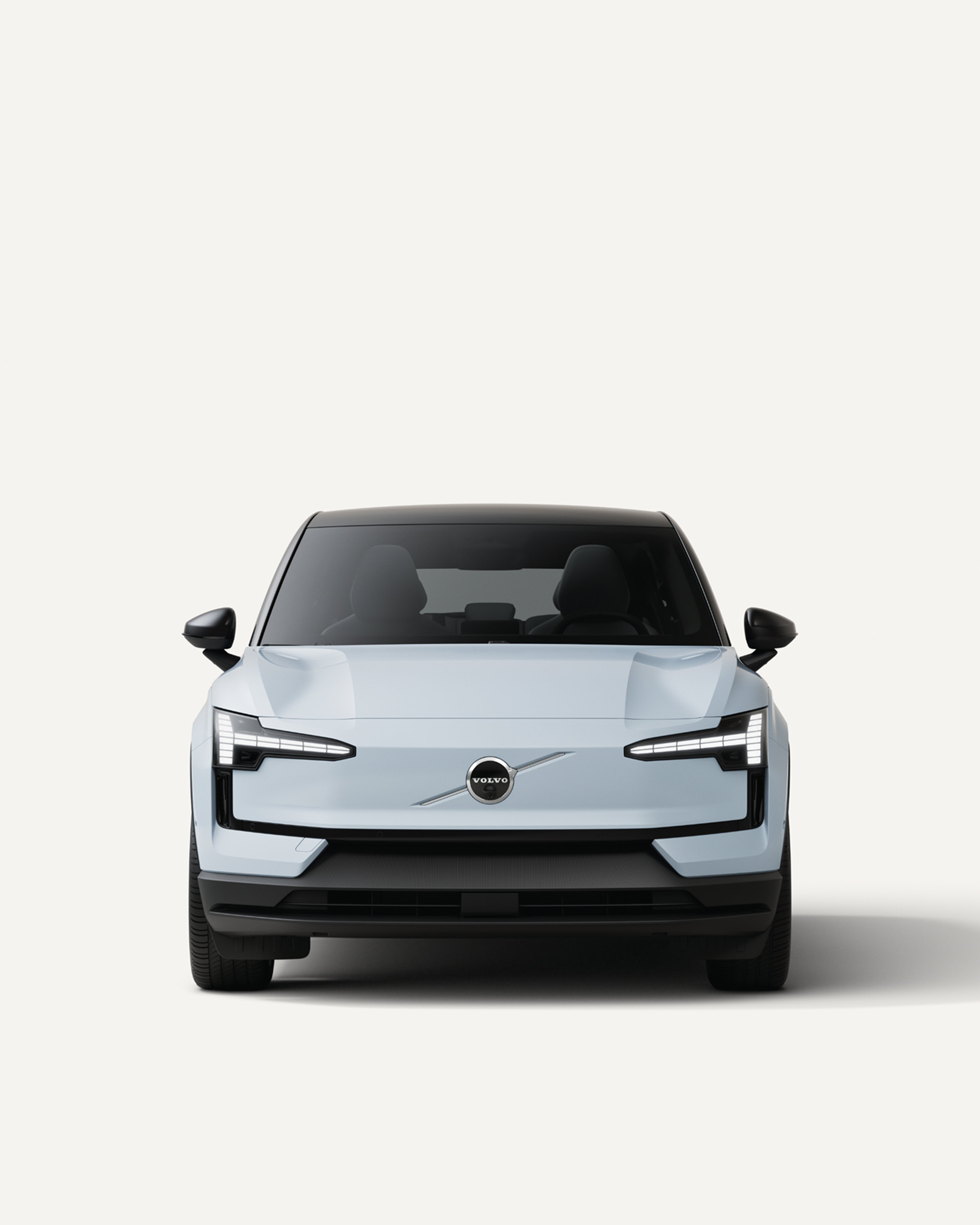 Vista frontal del SUV compacto eléctrico Volvo EX30 en un estudio blanco.