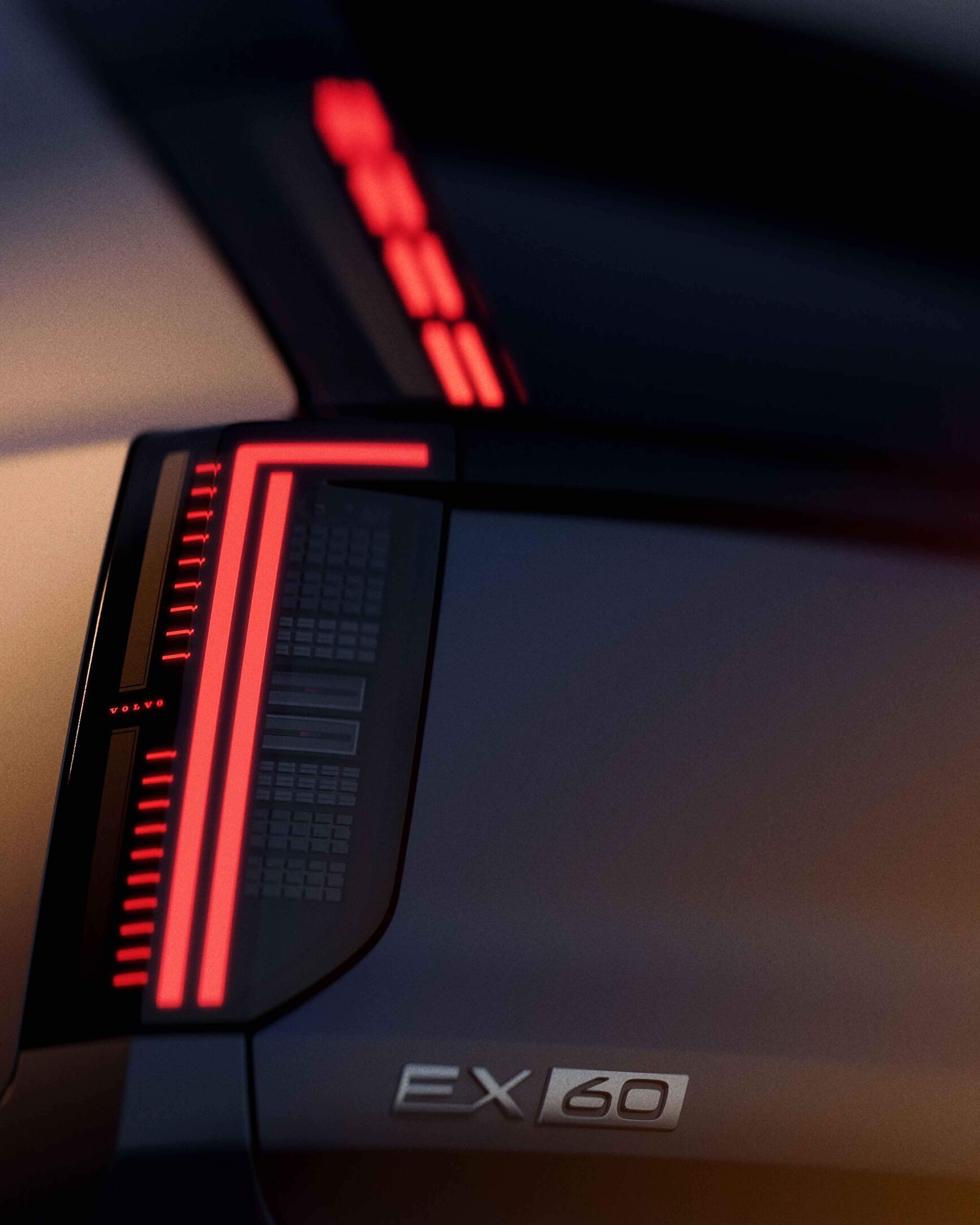 Vue arrière du Volvo EX60 électrique, mettant en valeur les feux arrière distinctifs du SUV haut de gamme de taille moyenne sur un fond orange doux.