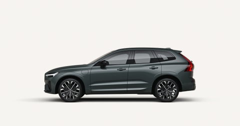Zijaanzicht van de Volvo XC60 Plug-in hybrid in een witte studio-omgeving.