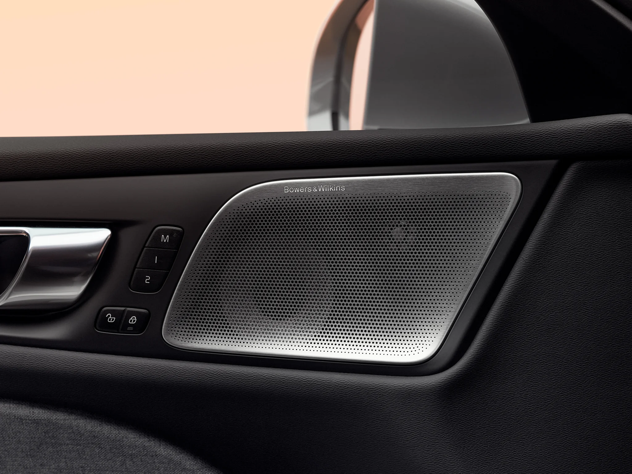 مكبرات الصوت Bowers & Wilkins داخل فولفو V60 العائلية.