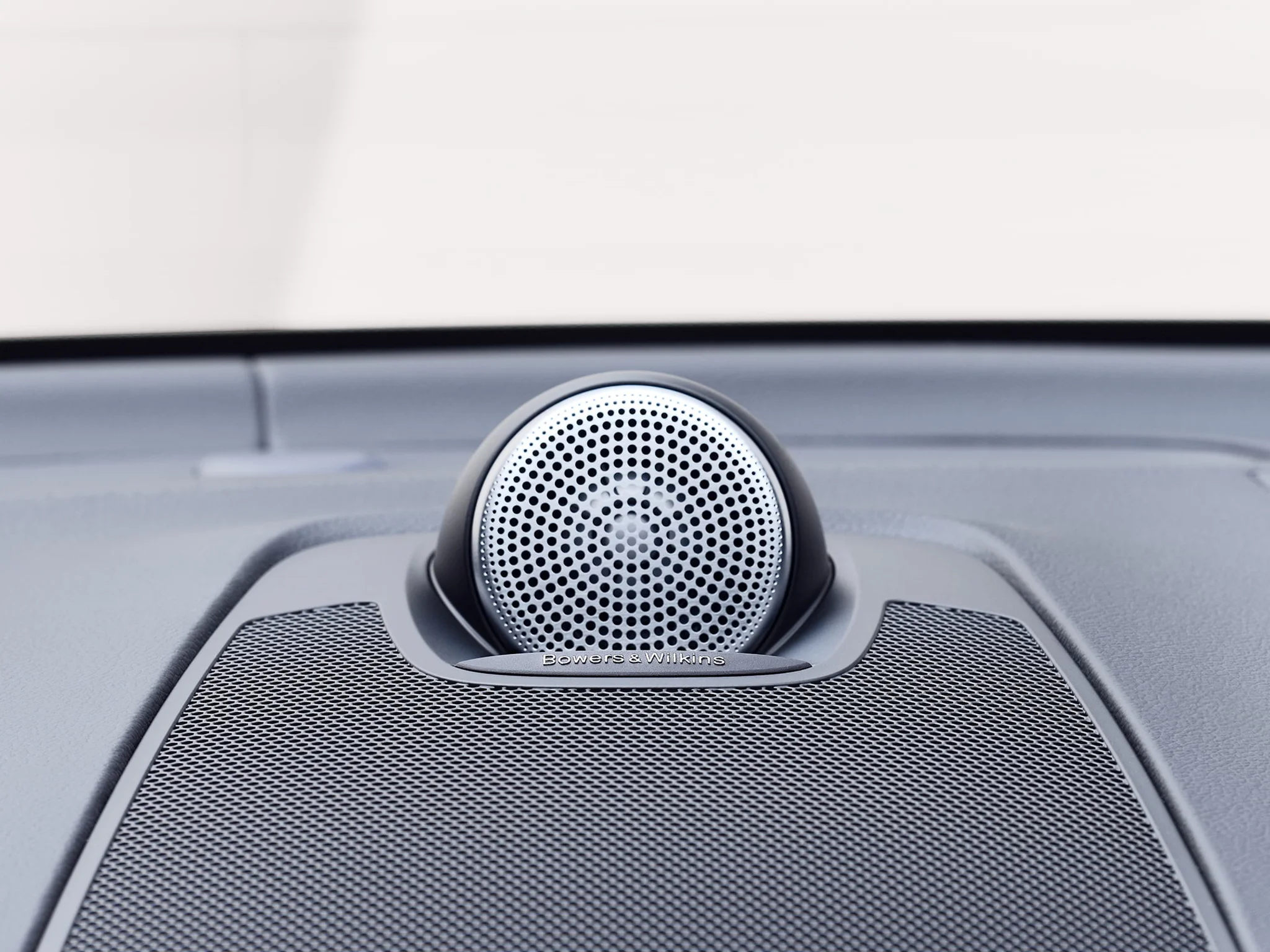Enceintes Bowers & Wilkins à l'intérieur d'un SUV Volvo XC60.