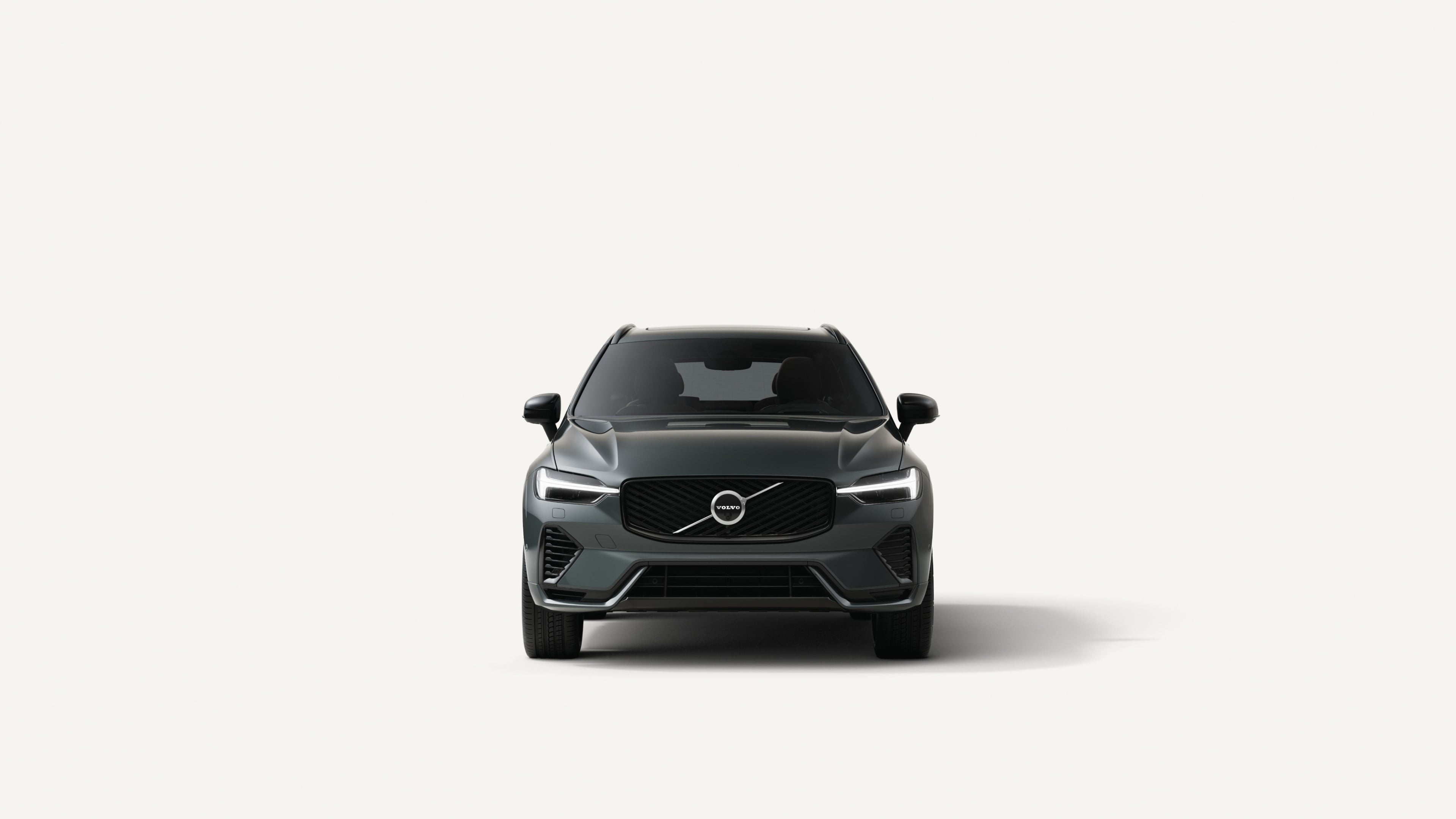 Εμπρός όψη του μεσαίου ήπιου υβριδικού SUV Volvo XC60 σε λευκό περιβάλλον στούντιο.