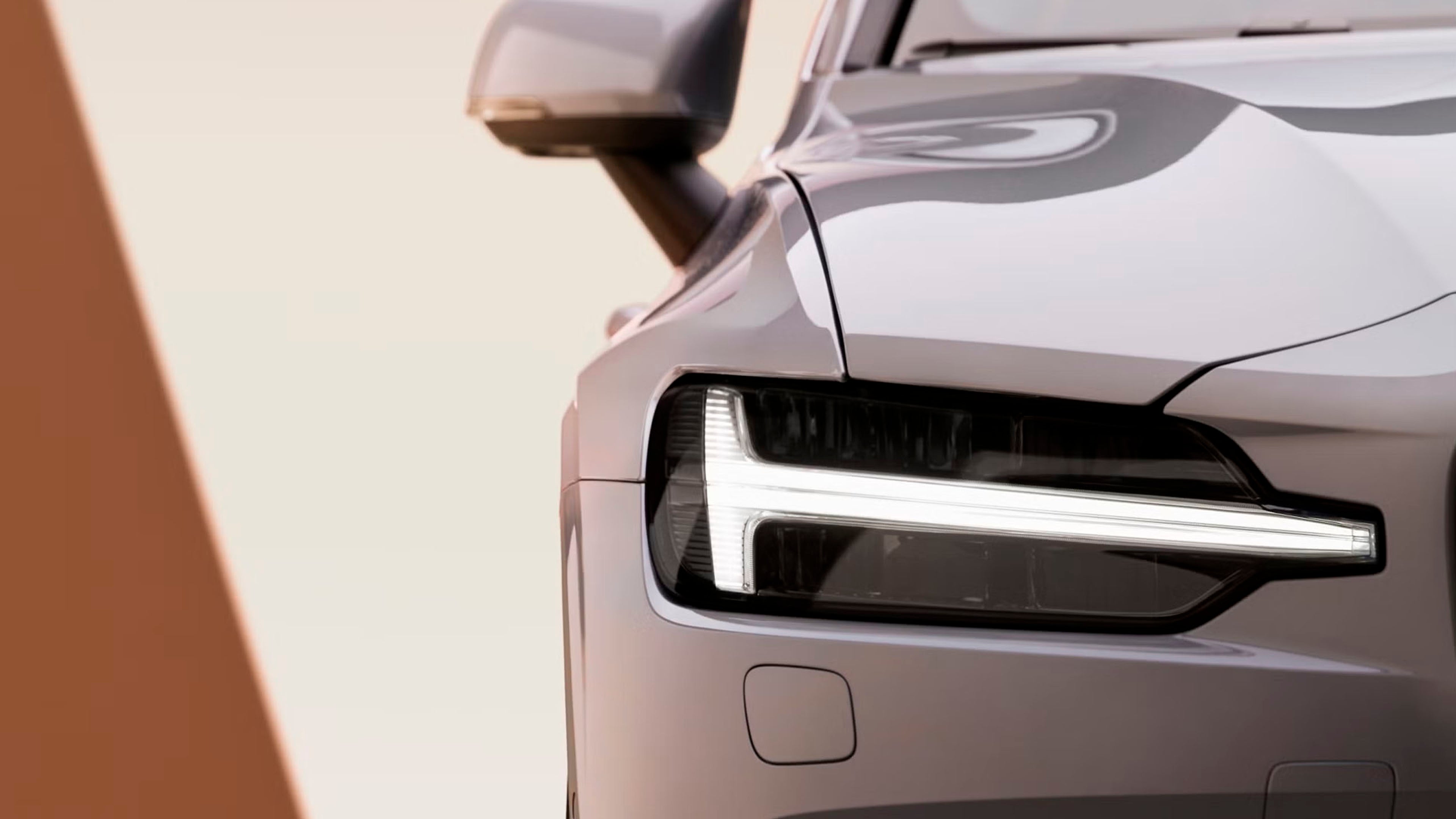 Volvo V60 mild hybrid primer plano de sus luces LED en forma de martillo de Thor