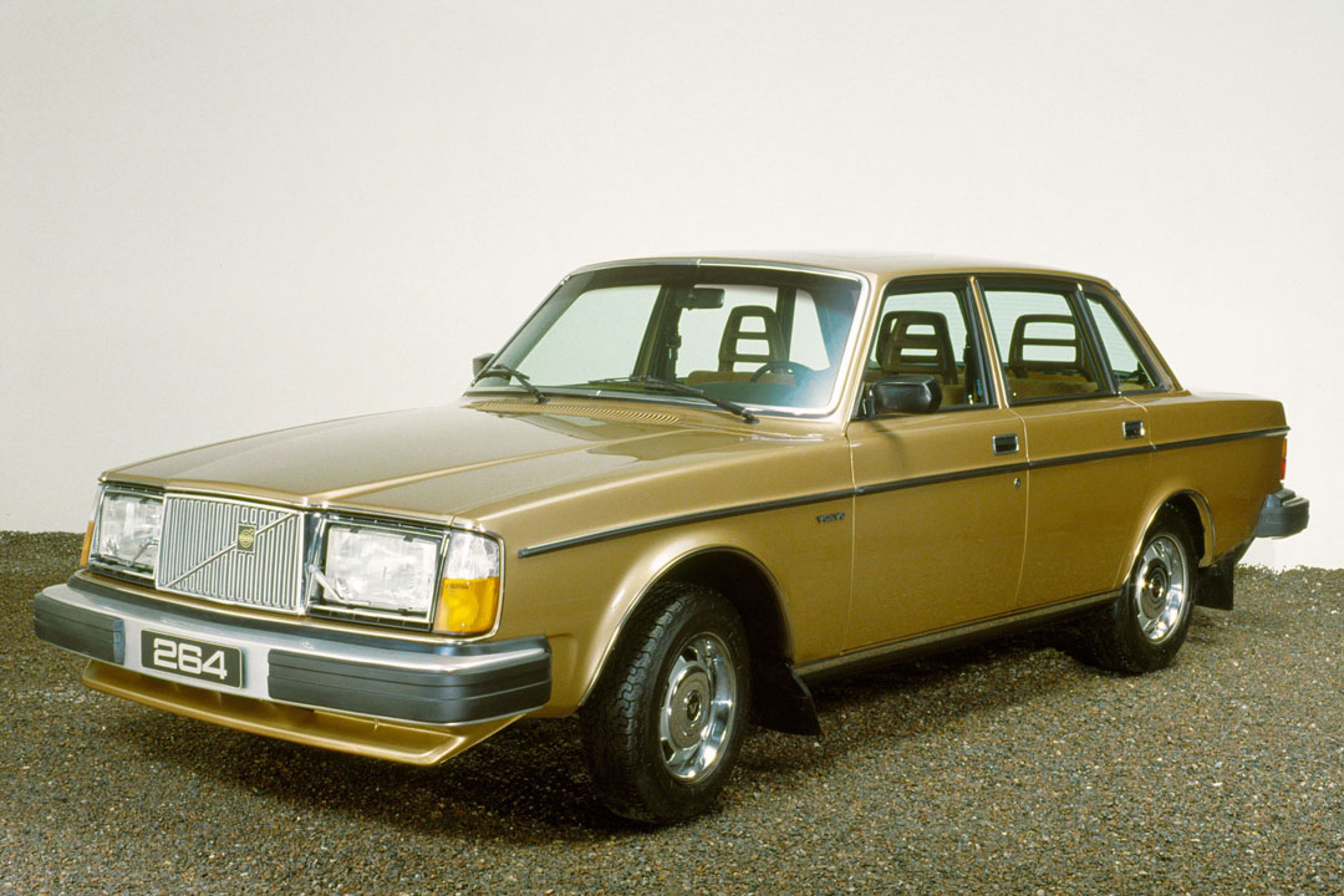Un Volvo 262c en un estudio.