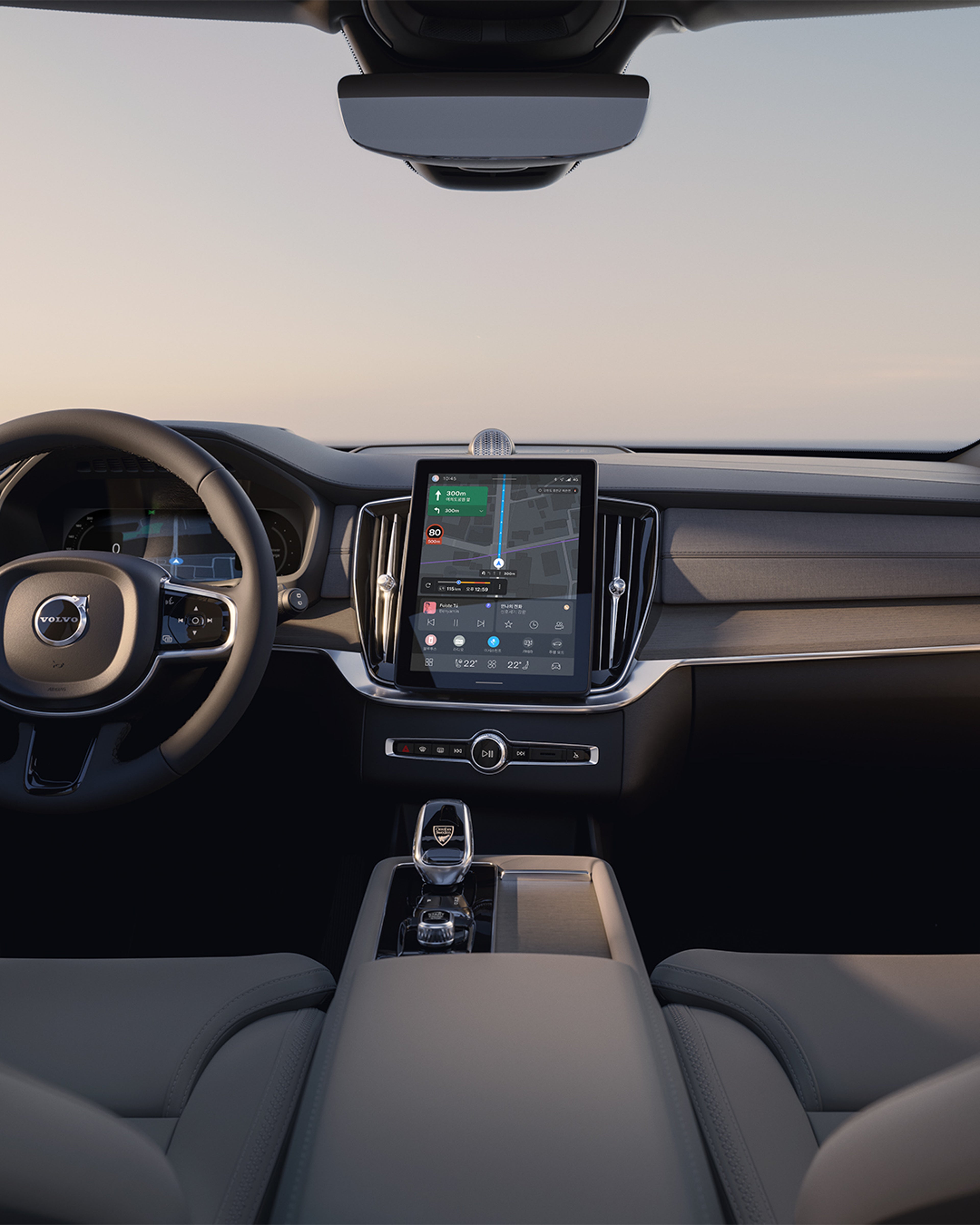 스티어링 휠과 터치스크린을 포함한 Volvo XC90 대시보드의 뒷좌석 모습.