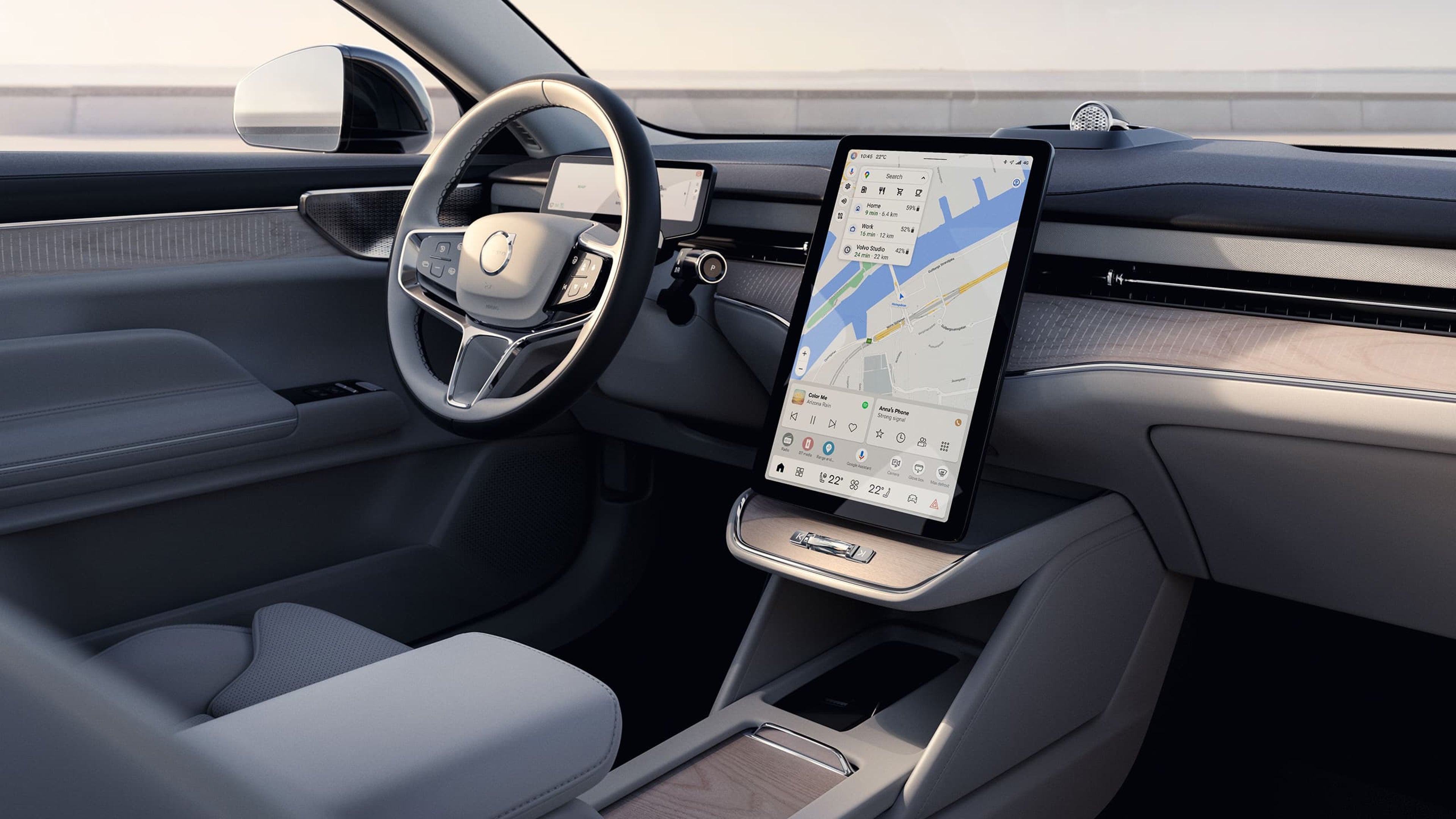 Intérieur de la Volvo ES90 avec un gros plan sur le tableau de bord, le volant et le grand écran d'infodivertissement vertical sur la console centrale.