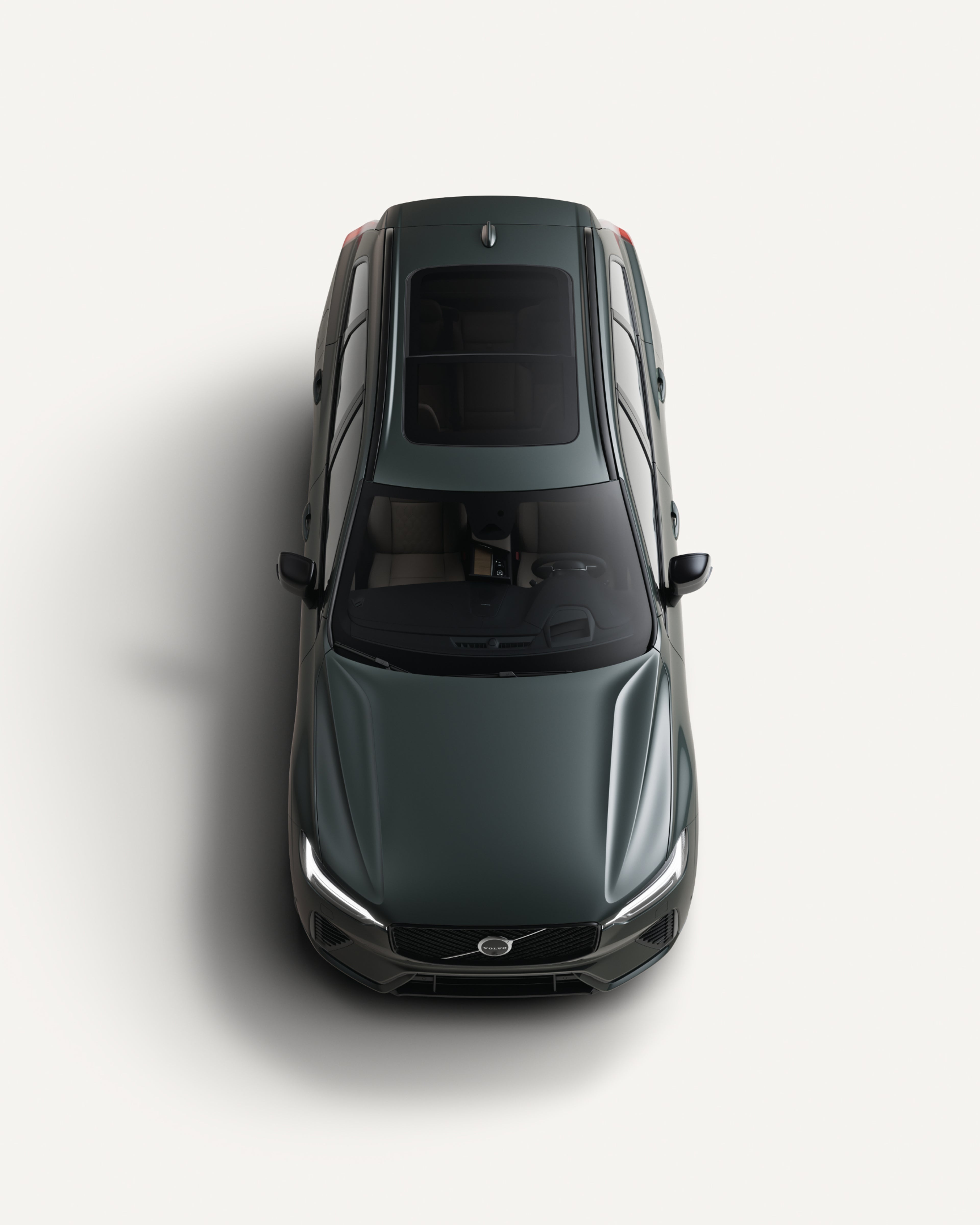 صورة من الأعلى لـXC60 الرياضية متعددة الاستخدامات متوسطة الحجم الهجينة الخفيفة في بيئة استوديو بيضاء.