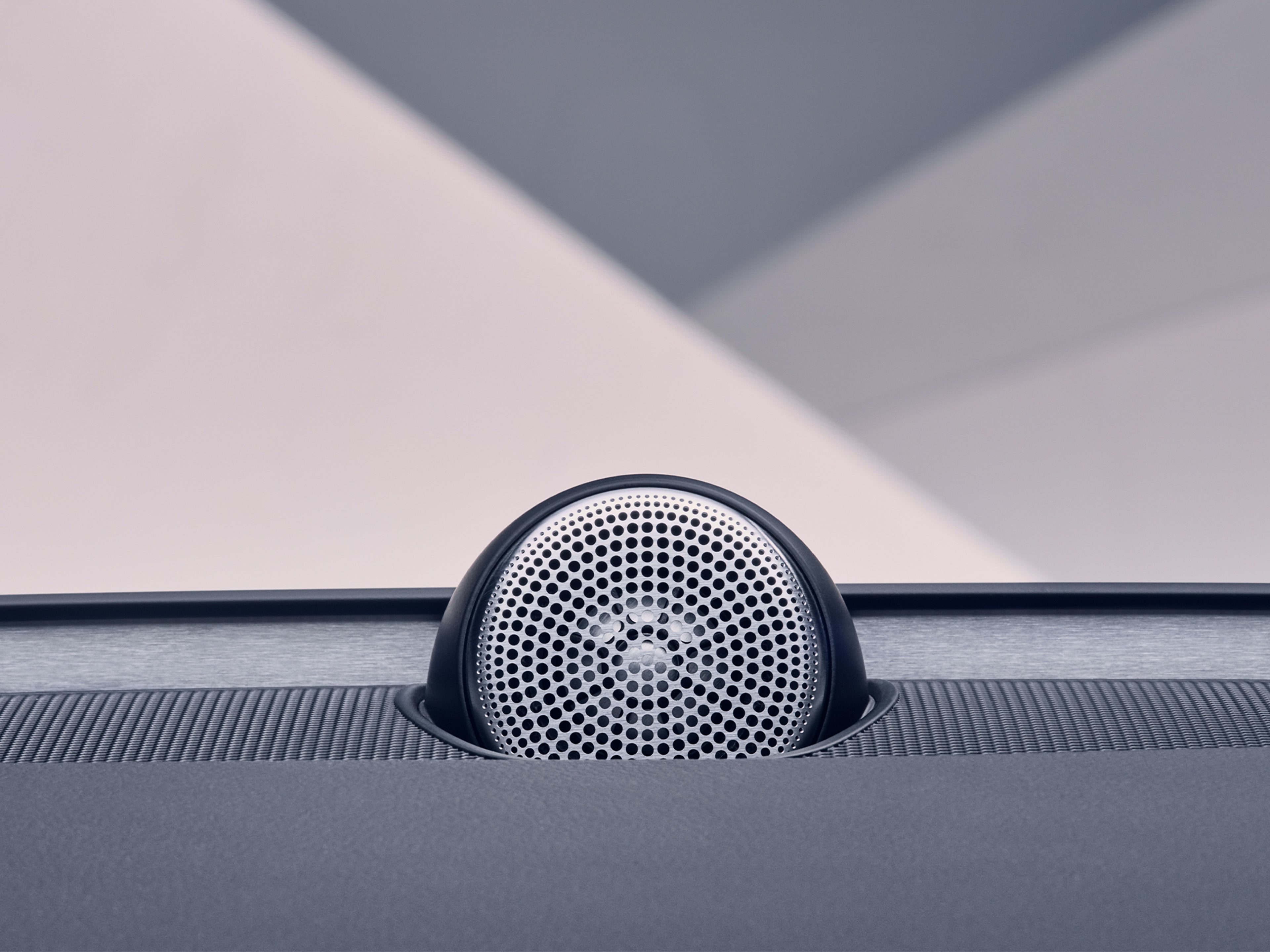 Ηχεία Bowers & Wilkins μέσα σε ένα Volvo S90 Recharge.