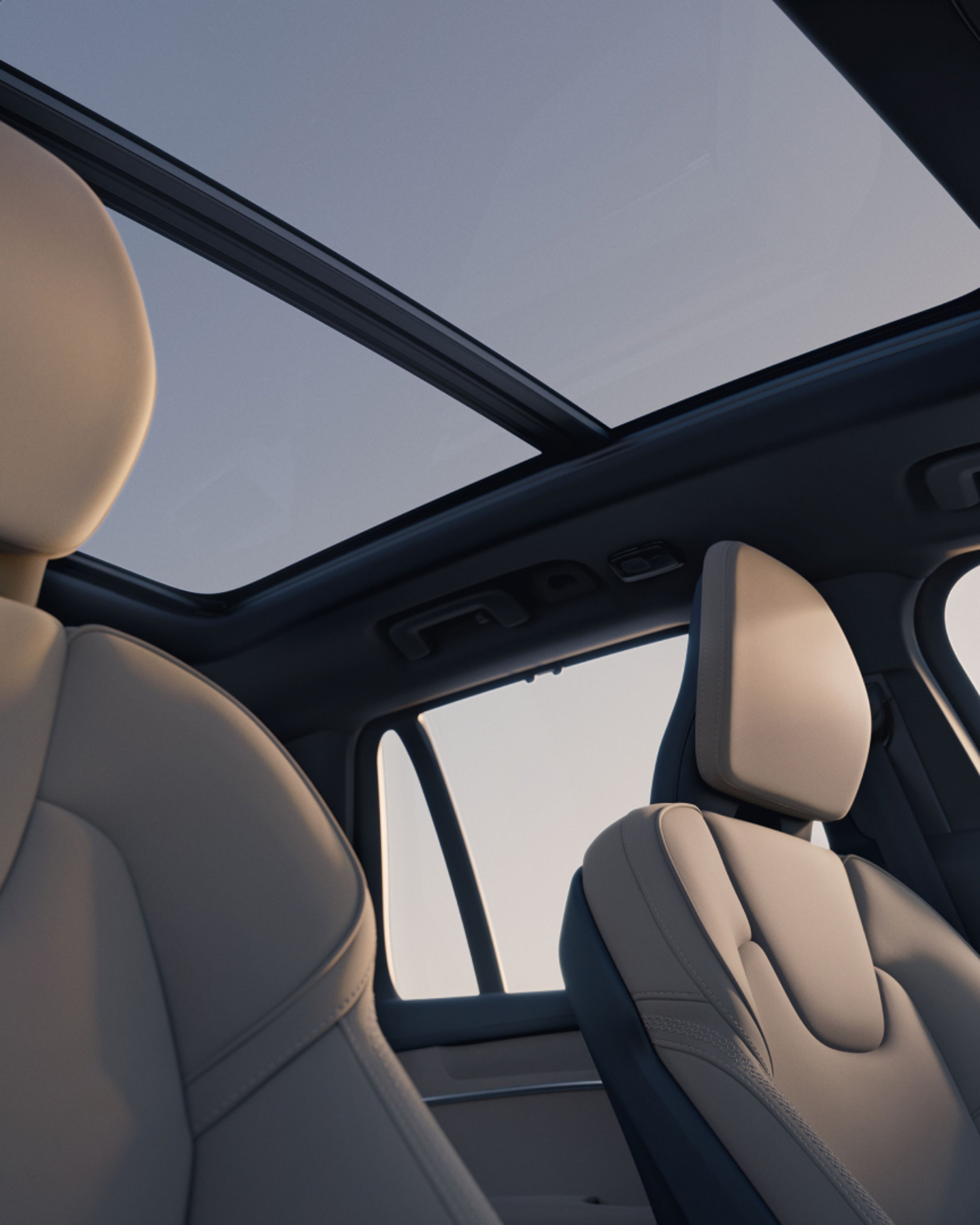 Снимок салона подключаемого гибрида XC90 с панорамным люком на крыше.