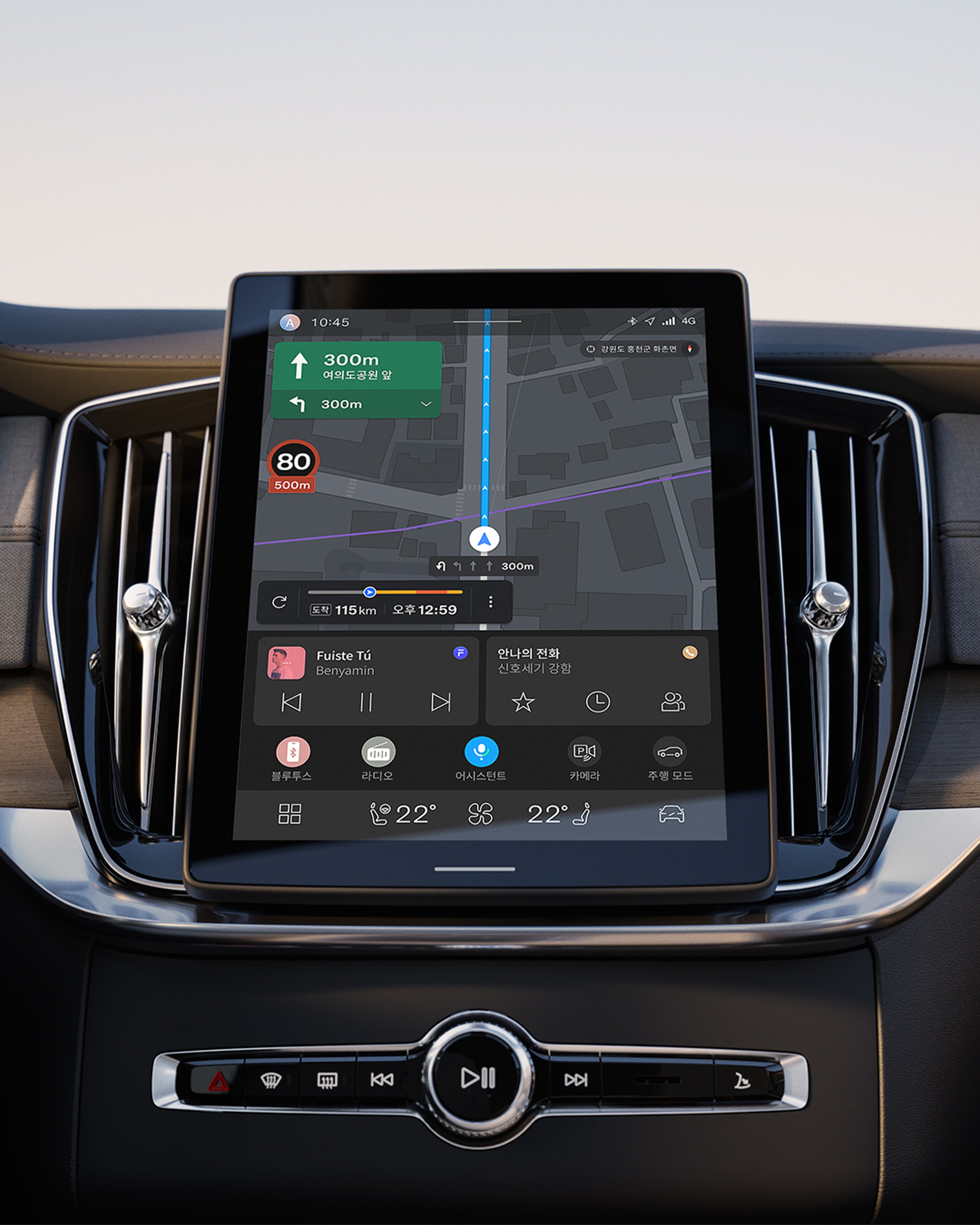 지도 및 미디어 컨트롤을 포함한 Volvo XC90 센터 디스플레이 클로즈업 일러스트레이션
