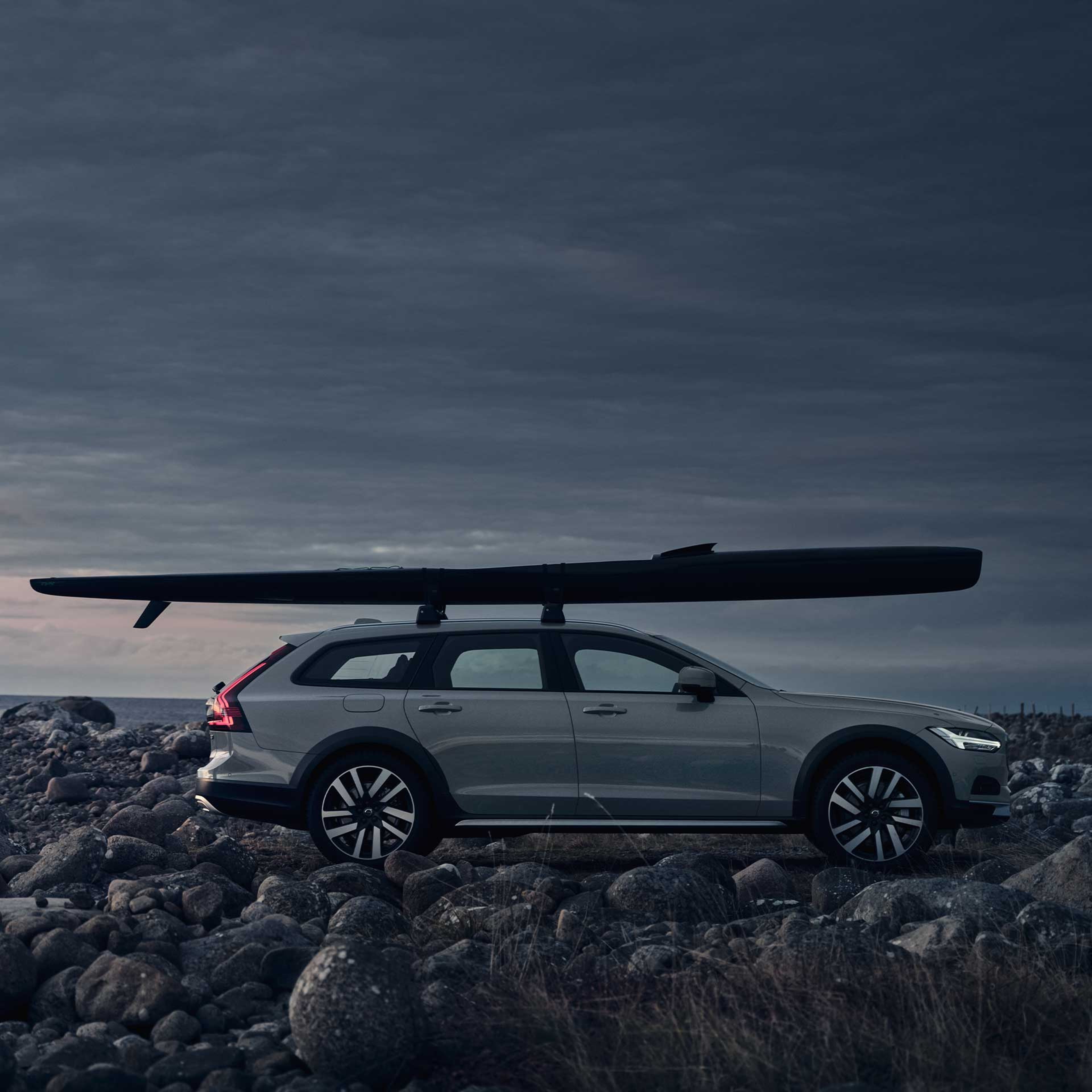 Një Volvo V90 Cross Country me aksesorët të stilit të jetesës për pajisjet tuaja.