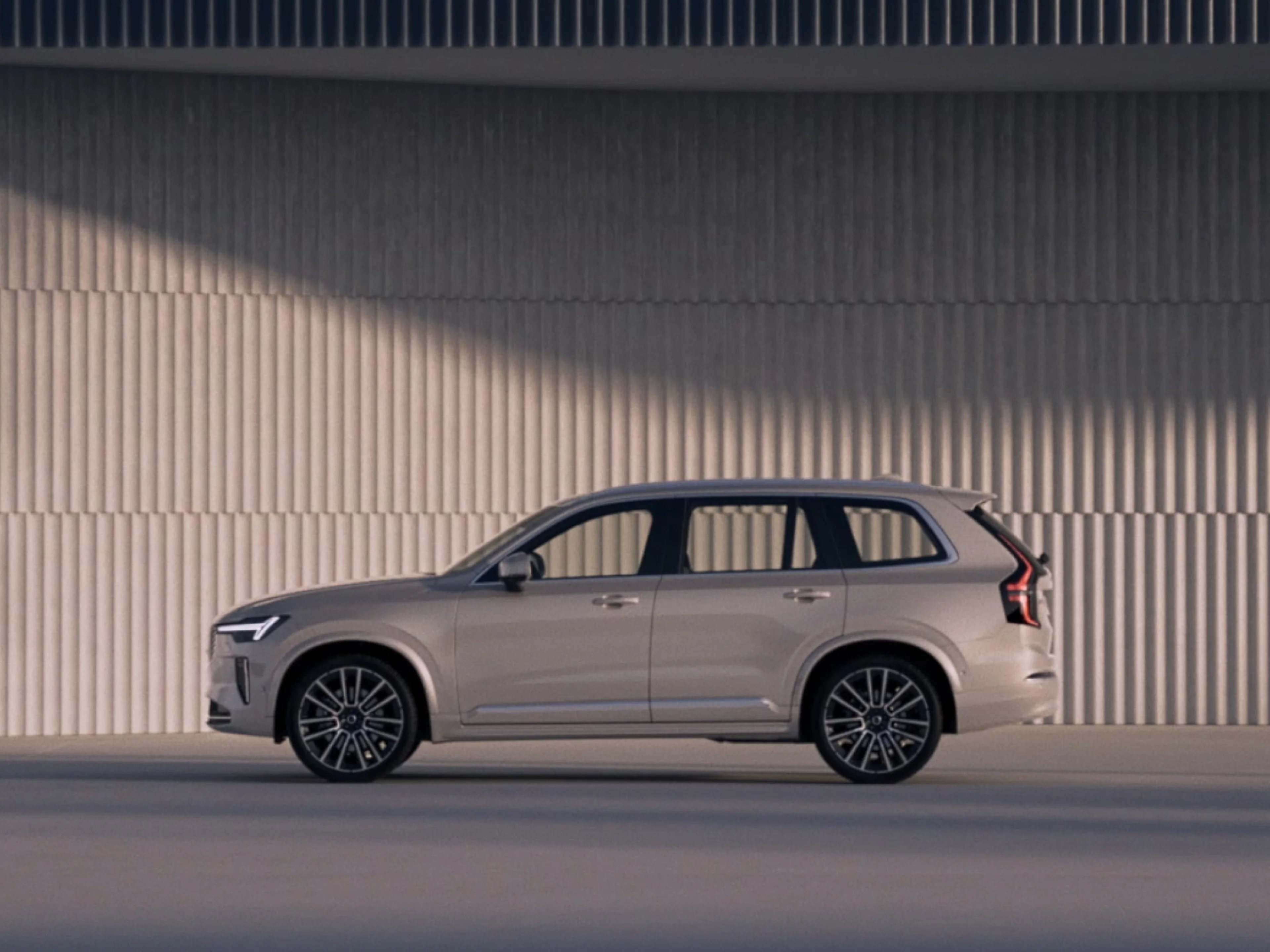 Profilul unui SUV Volvo XC90.