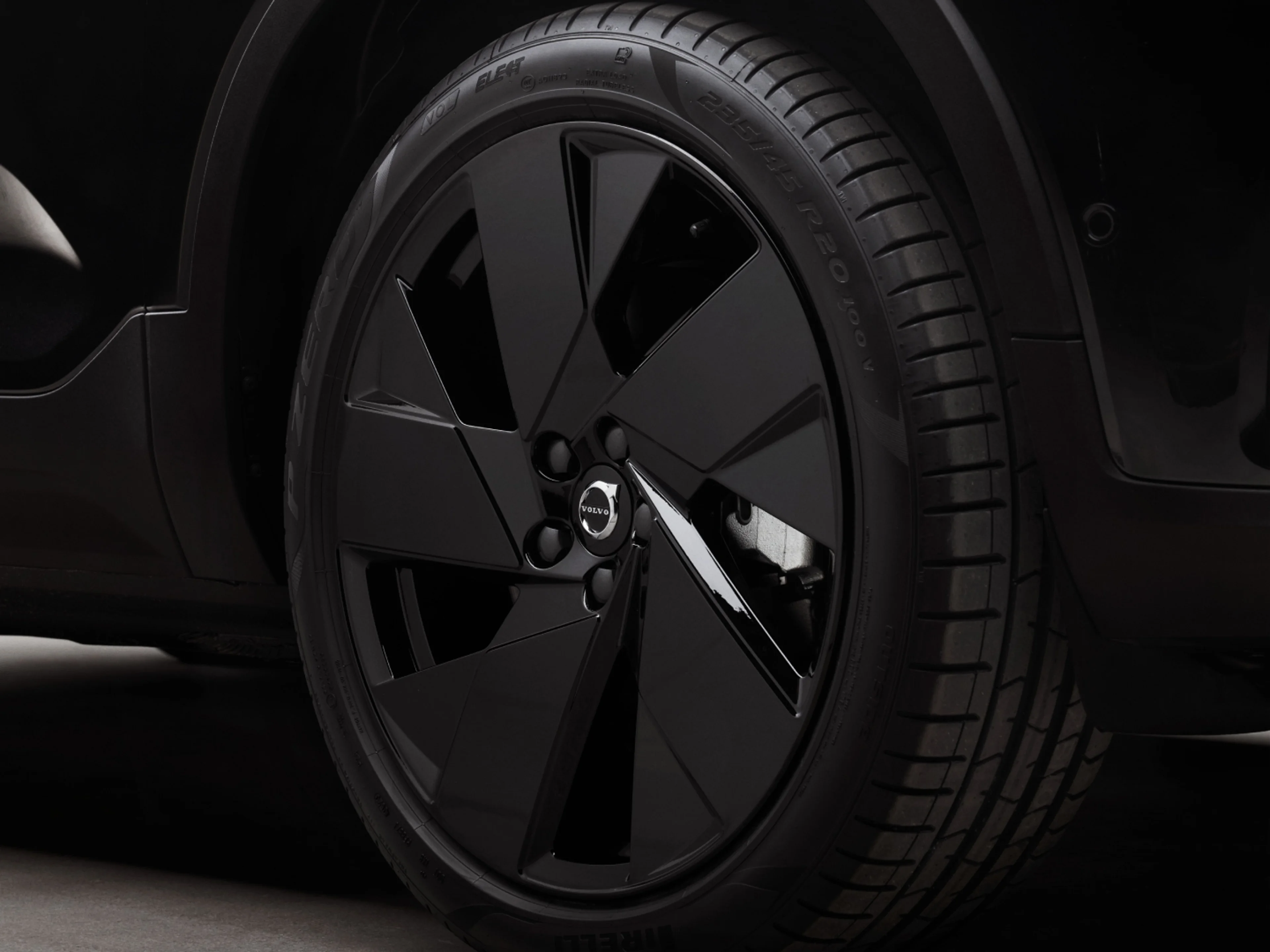ボルボEX40 Black Editionに装着されたハイグロスブラックの大径アルミホイール。