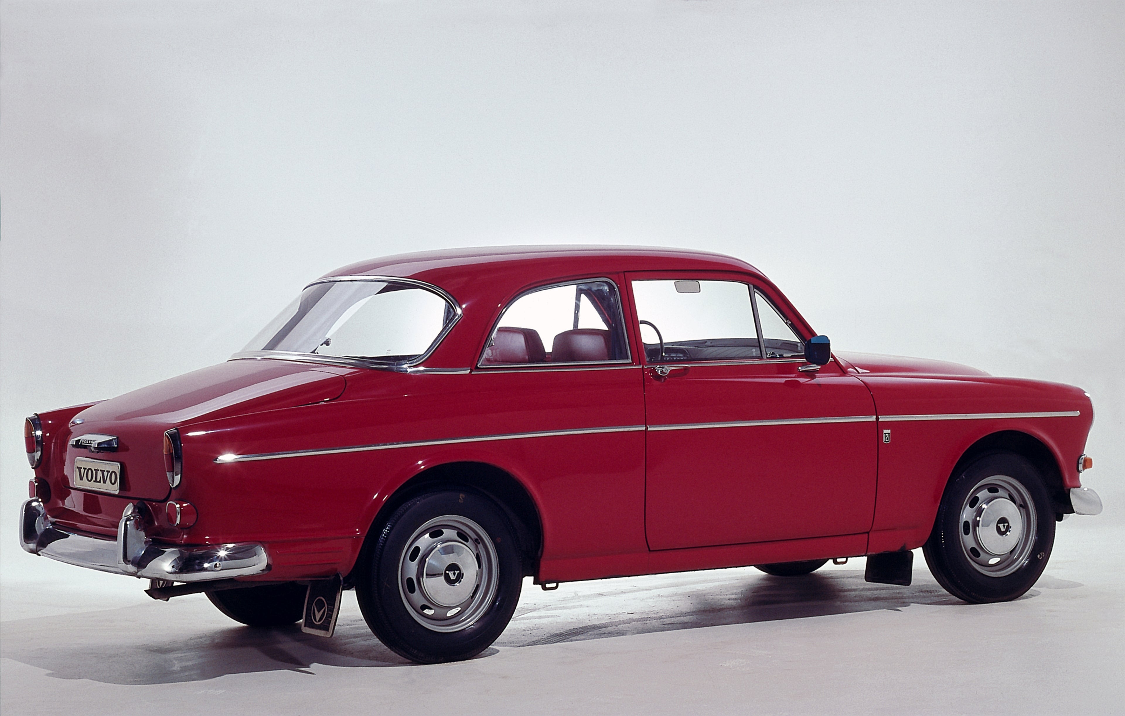 Volvo P1200 Amazon bleu foncé garée dans un environnement rocheux.