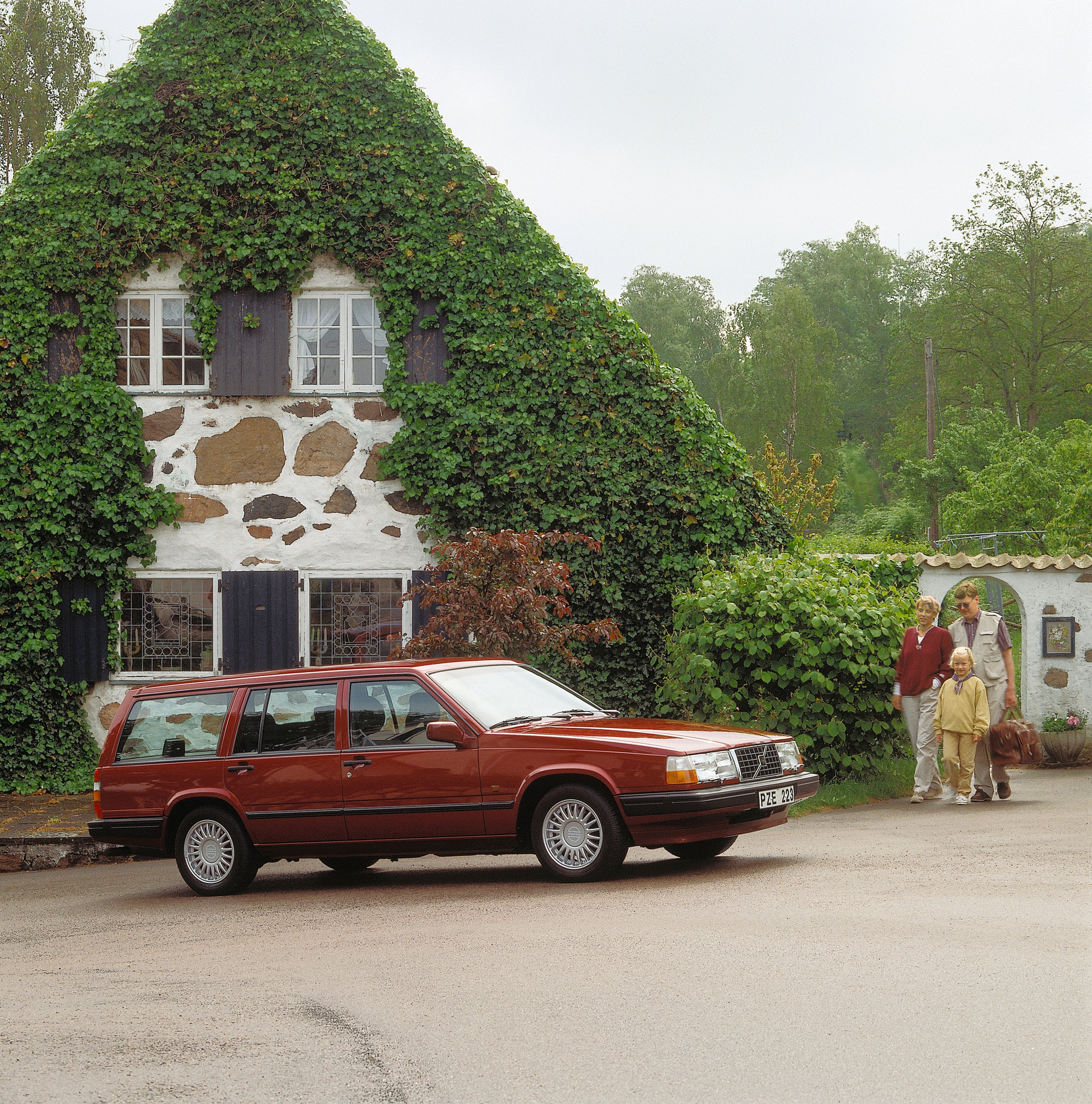 Volvo 940 break roulant dans les montagnes enneigées.