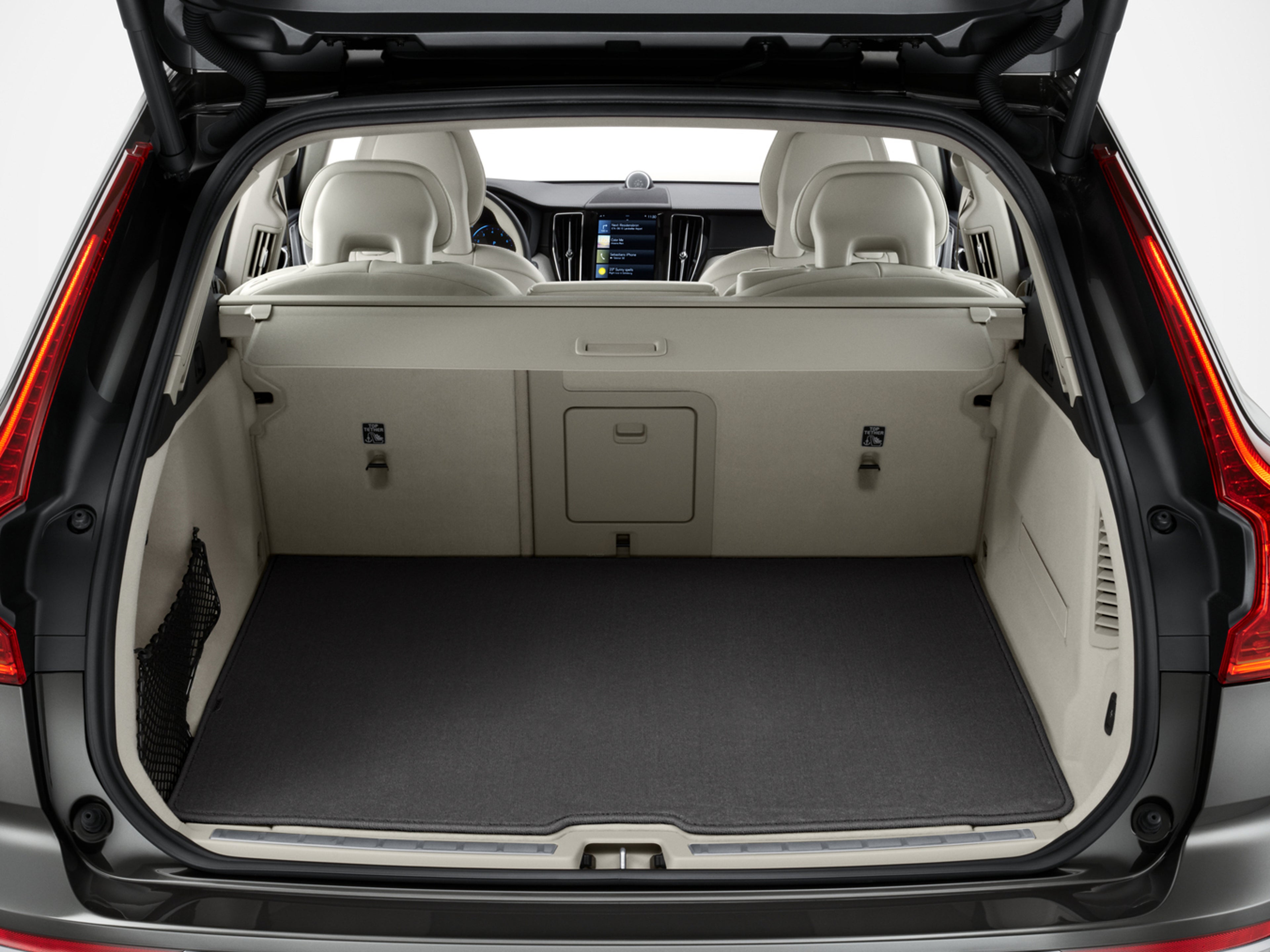 Volvo XC60 SUV 開啟的行李廂內的隱藏式儲存空間/行李隔板。