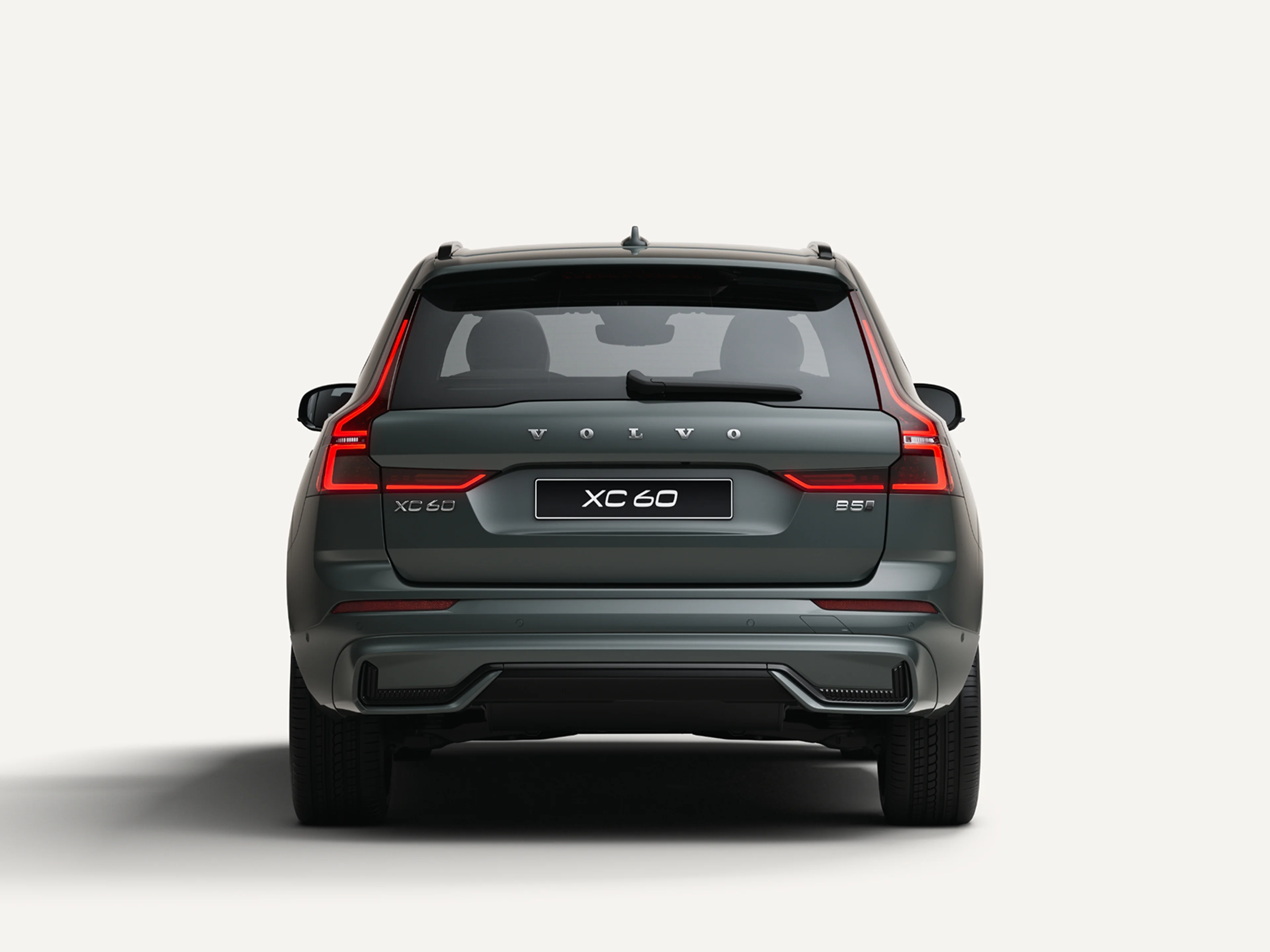 Heckansicht des Volvo XC60 Mittelklasse Mild-Hybrid SUV in einer weißen Studioumgebung.
