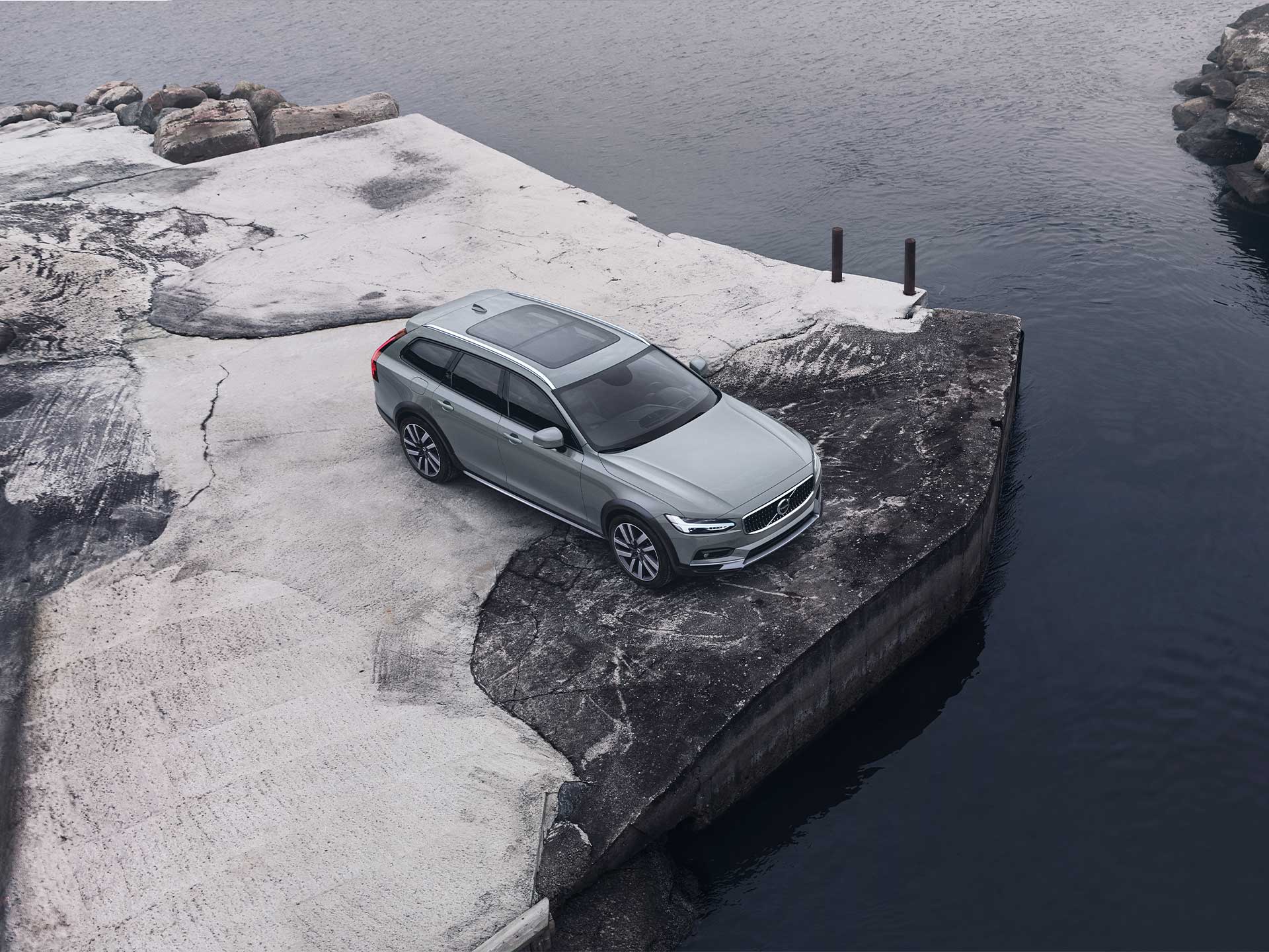Una Volvo V90 Cross Country in marcia su una strada di montagna.