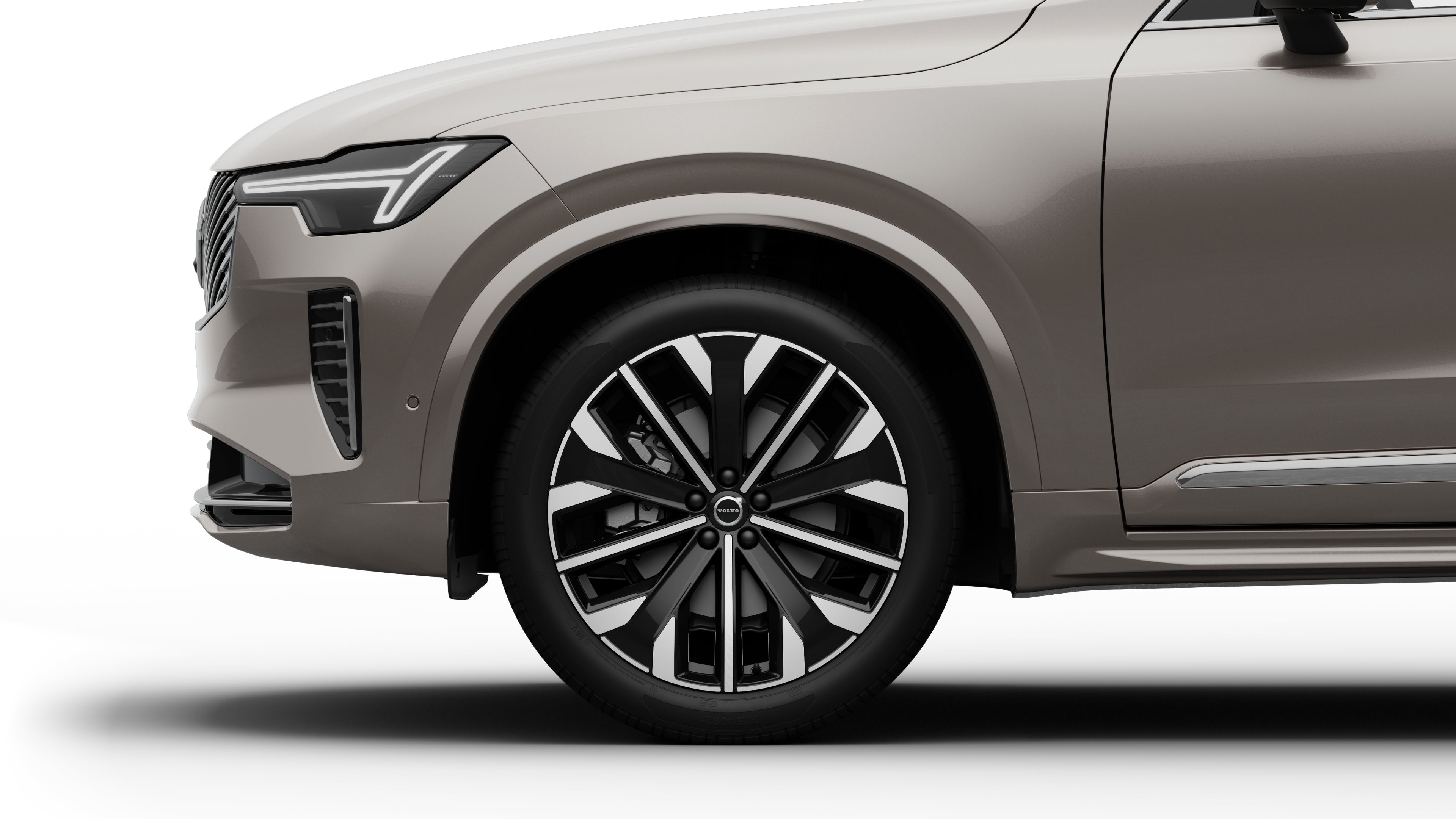 النصف الأمامي من فولفو XC90 في بيئة استوديو بيضاء.