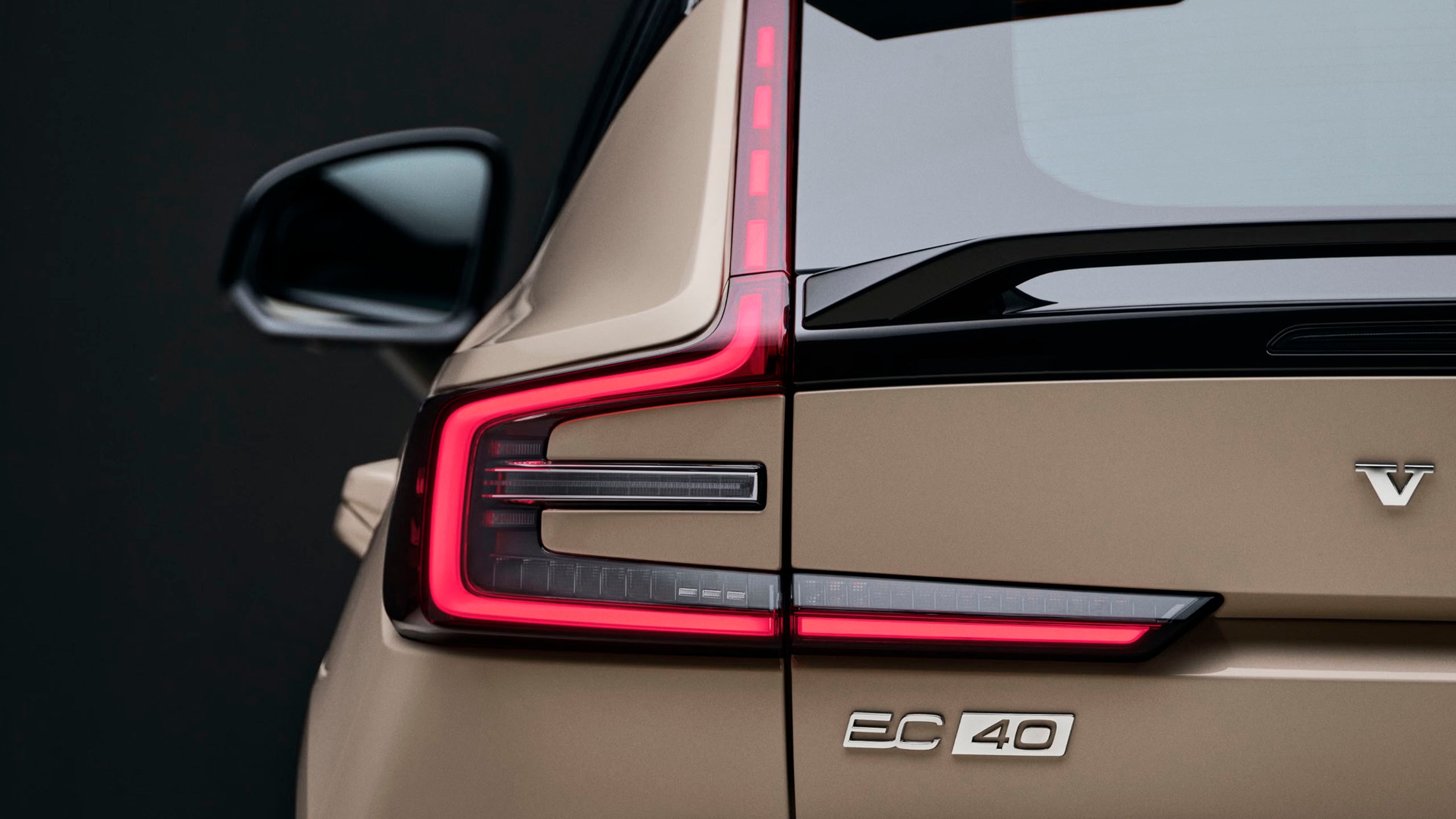 Volvo EC40 eléctrico vista trasera logo