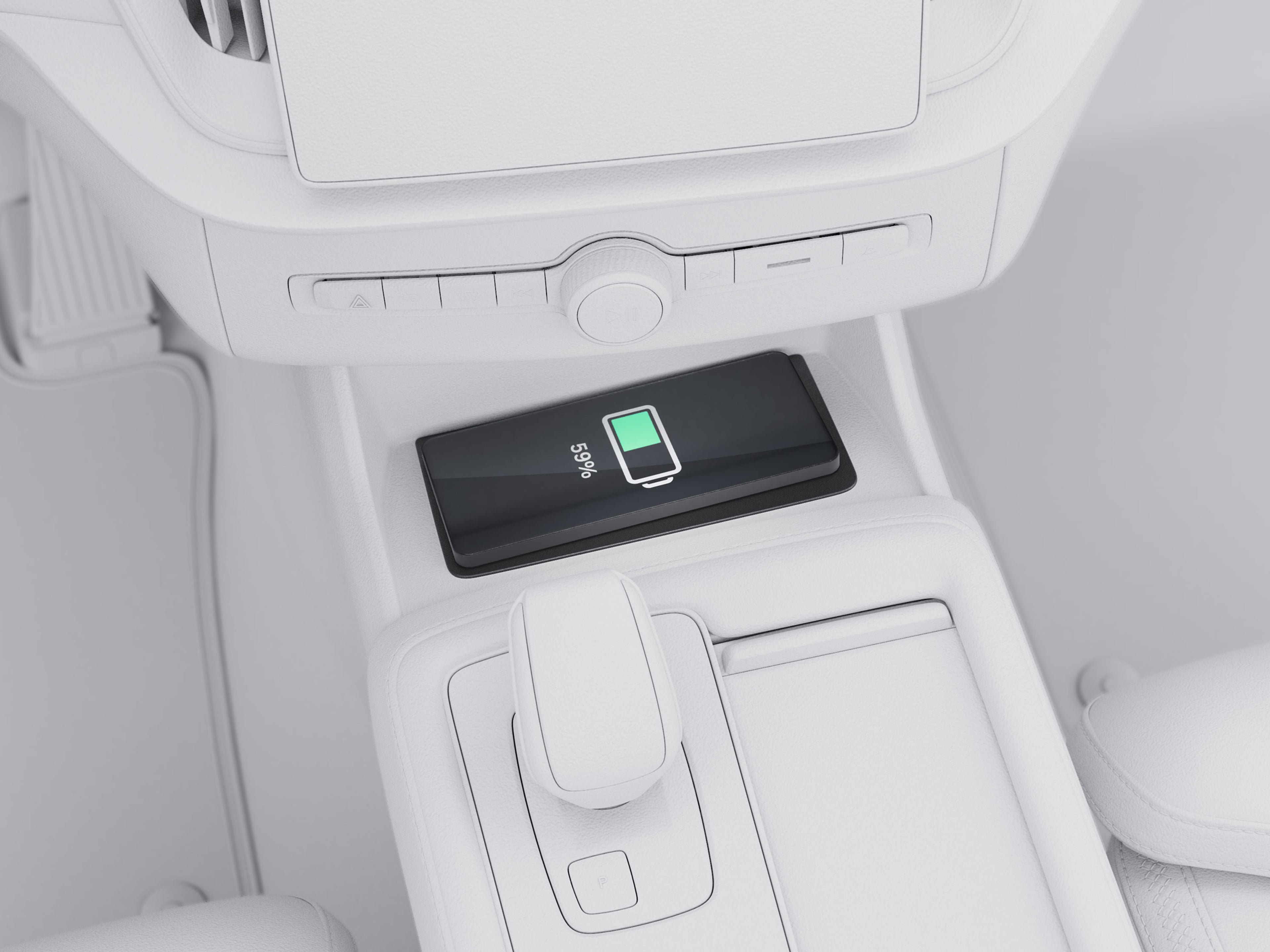 Téléphone portable sur le socle de recharge sans fil de la console centrale du Volvo XC90.