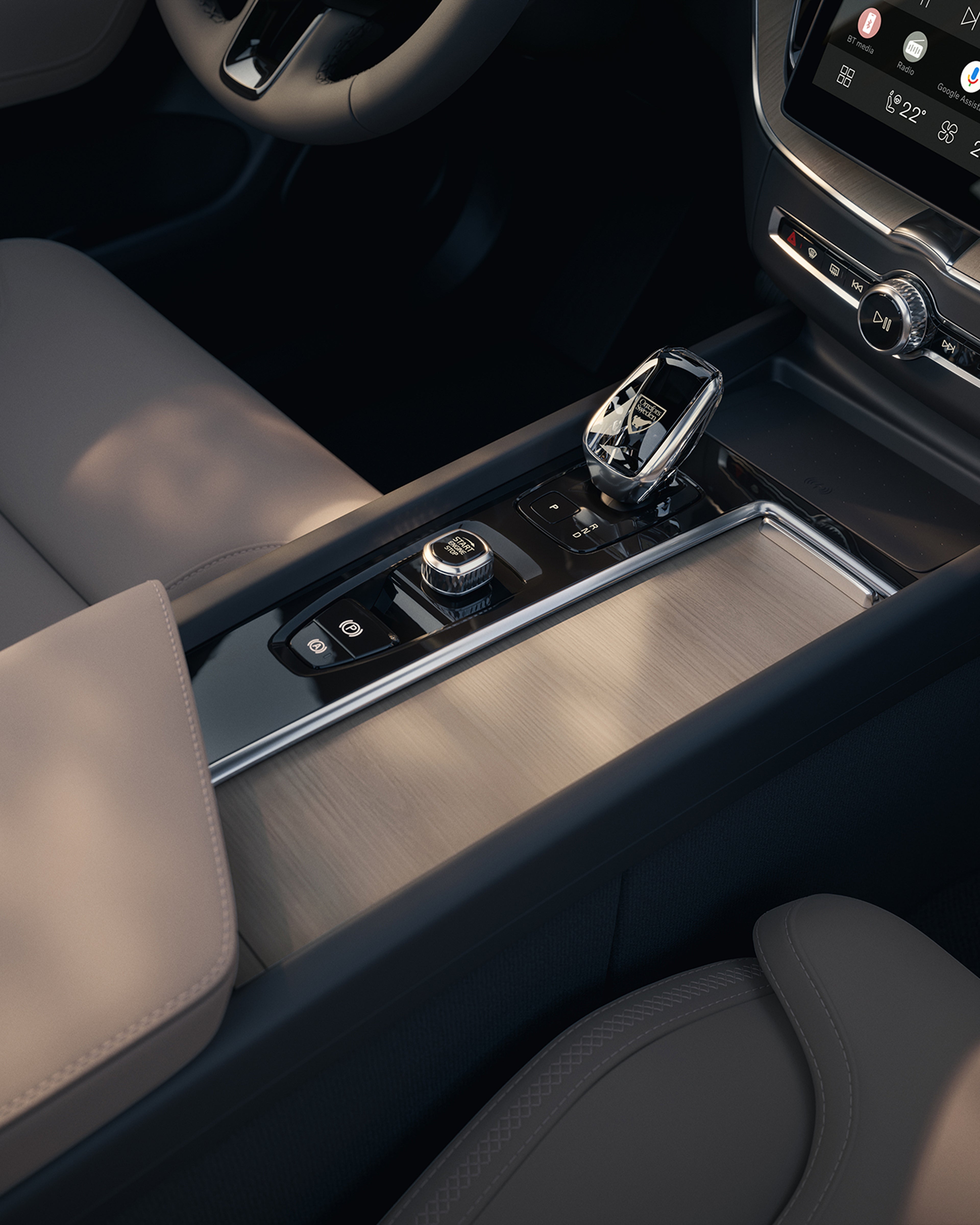 Vista superior de la consola central y la palanca de cambios de cristal en el SUV híbrido enchufable de tamaño mediano Volvo XC60.