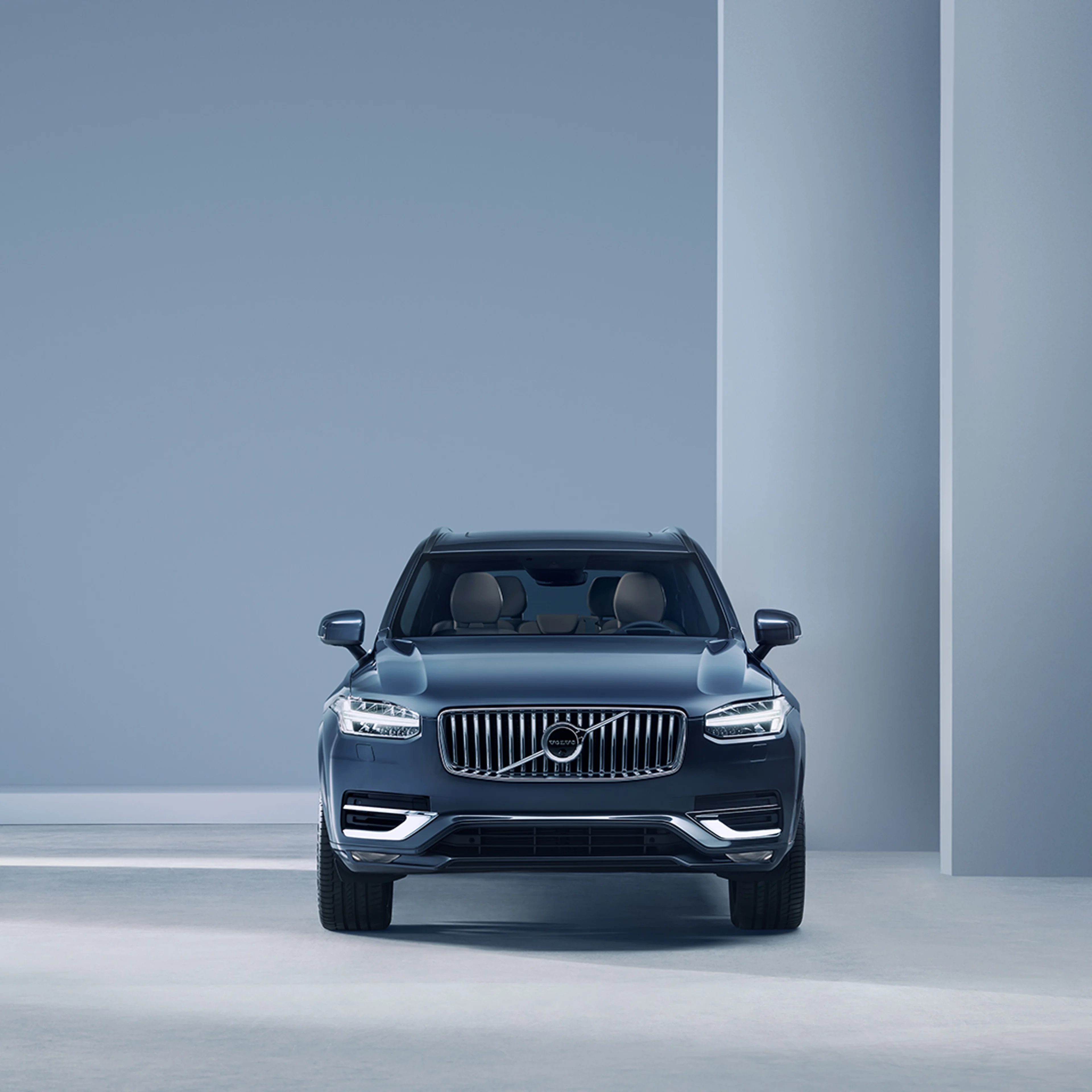 Avant du Volvo XC90 montrant la calandre et les phares au design emblématique.