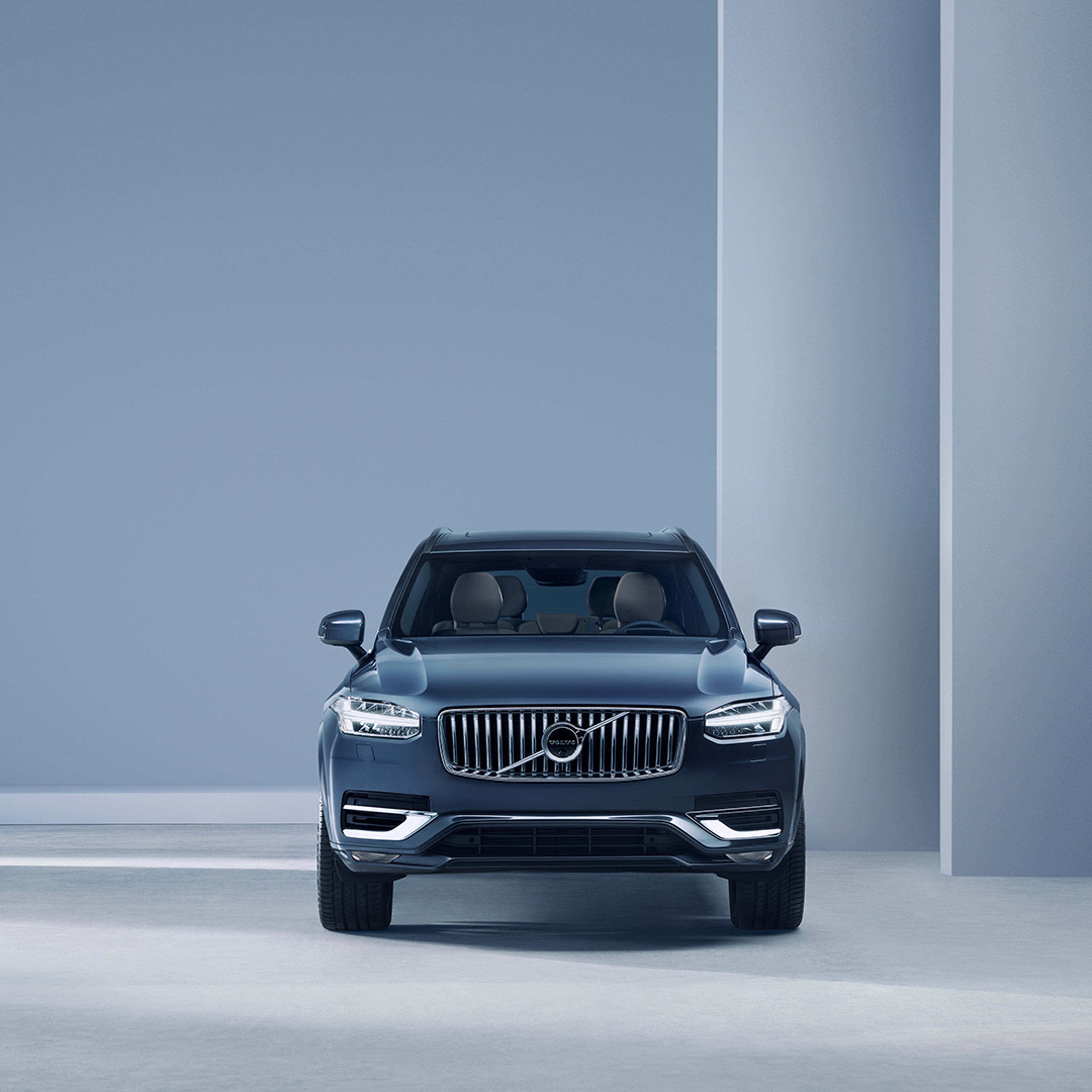 Exterior dianteiro do Volvo XC90 com a icónica grelha frontal e design dos faróis.