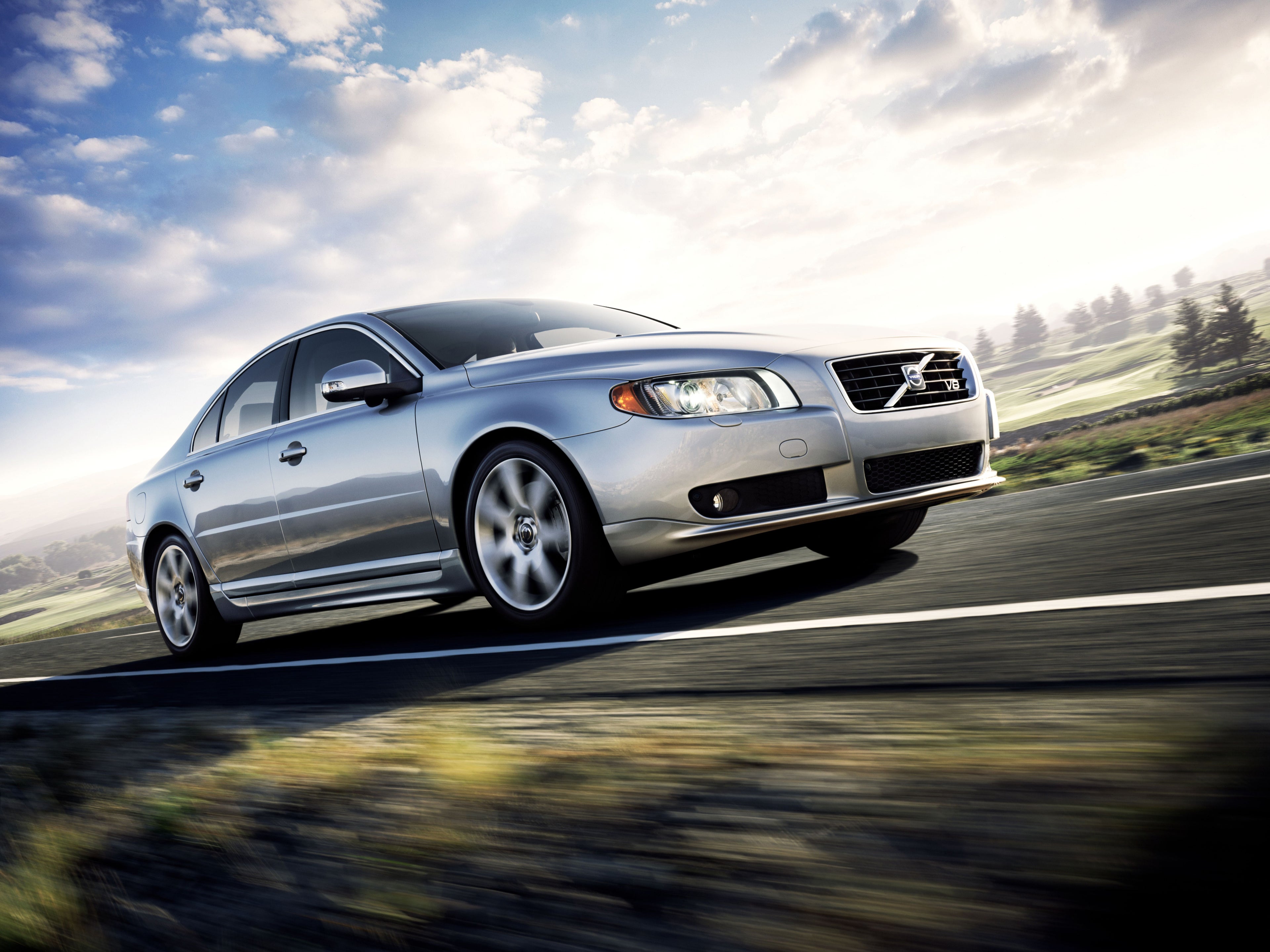 Picture of a Volvo S80 driving on a motorway.