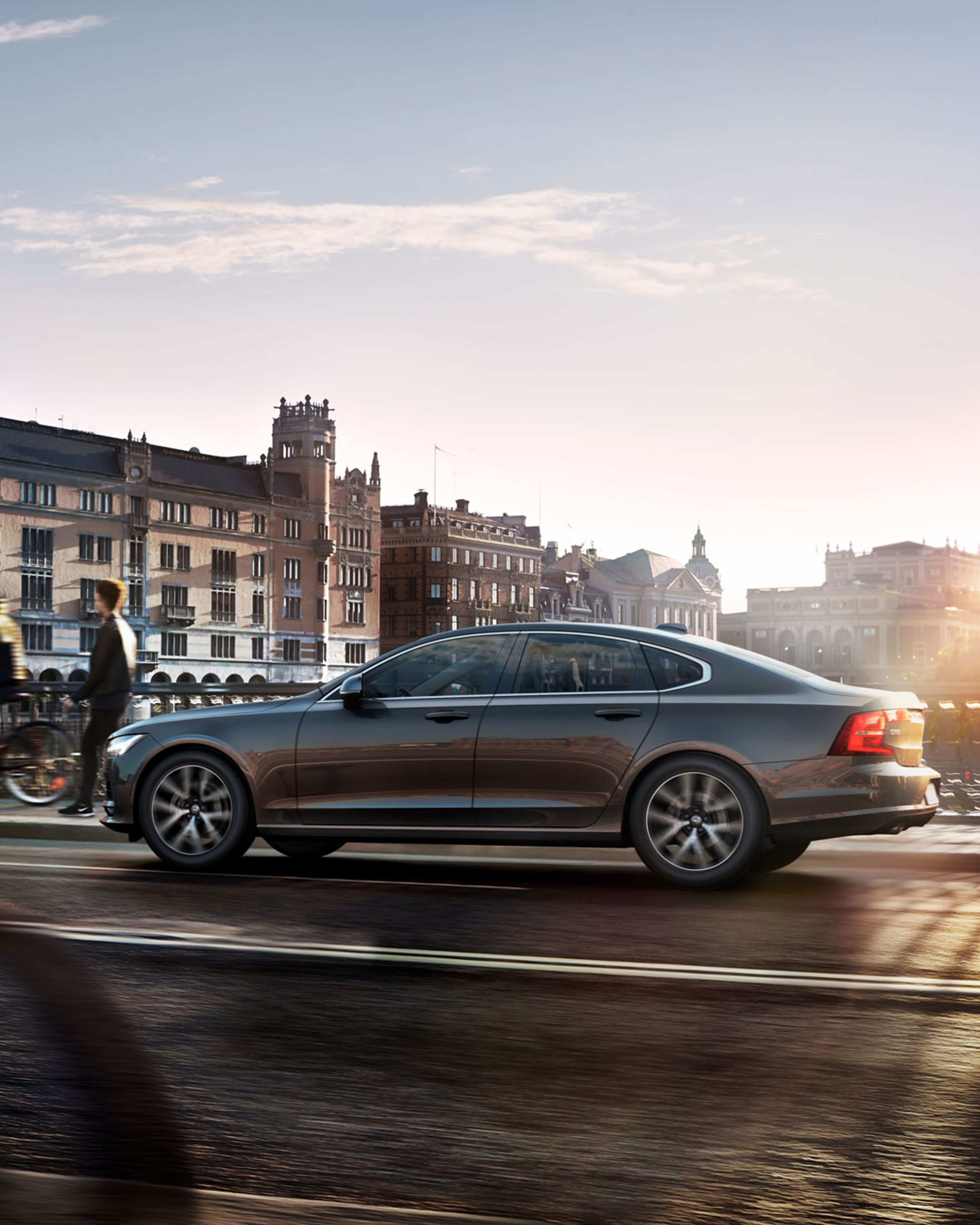 Imagem a mostrar um Volvo S90 no trânsito urbano.