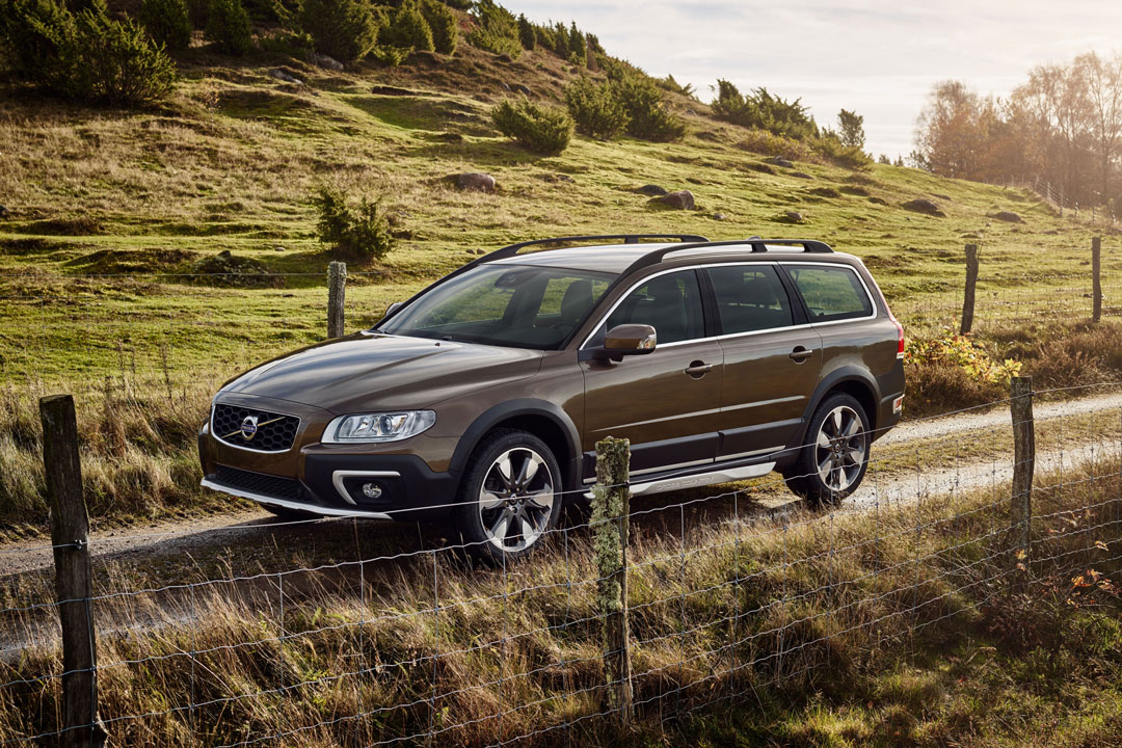 Una imagen que muestra un Volvo XC70 circulando por una carretera pequeña.