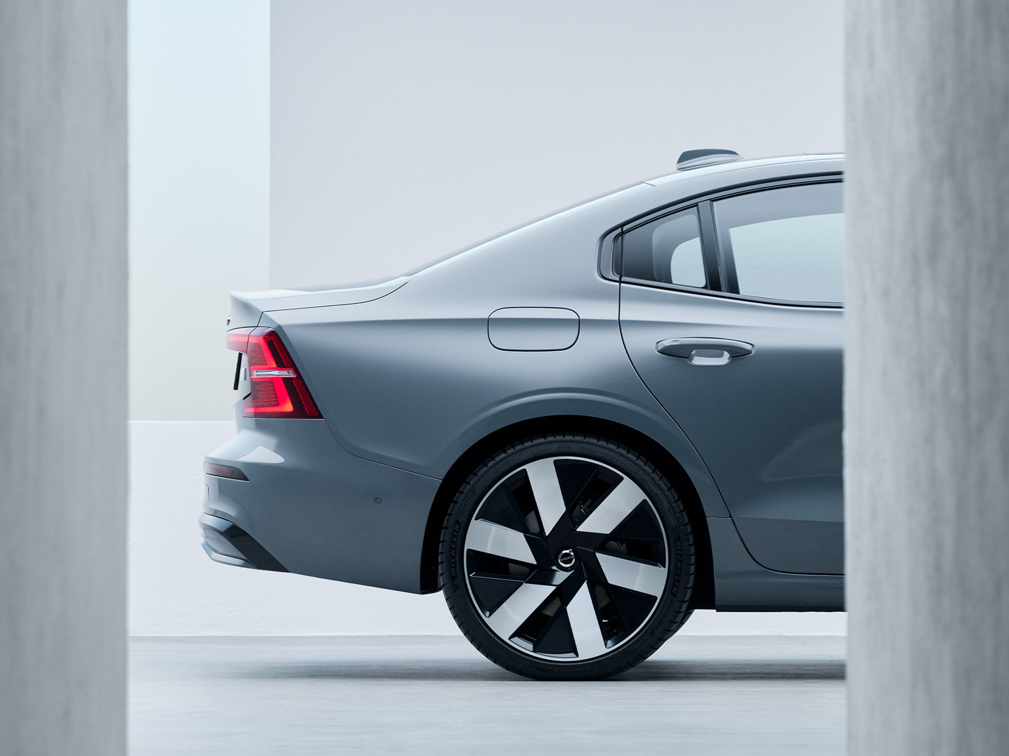 New aerodynamic wheel design on the Volvo S60 Recharge.