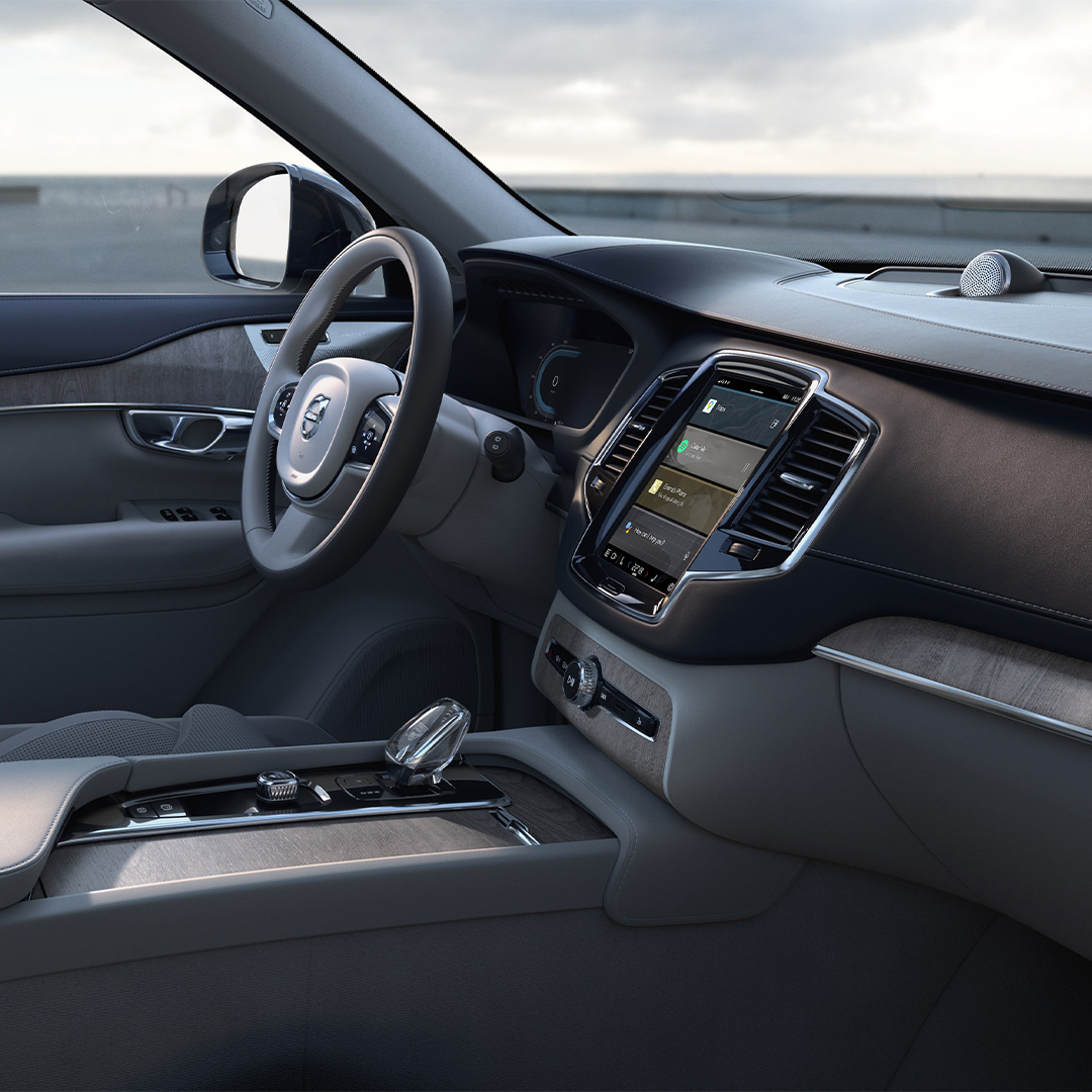 El asiento del conductor y los tapizados de las puertas, el volante, la consola central y la pantalla táctil de infoentretenimiento del XC90 semihíbrido son de piel Nappa.
