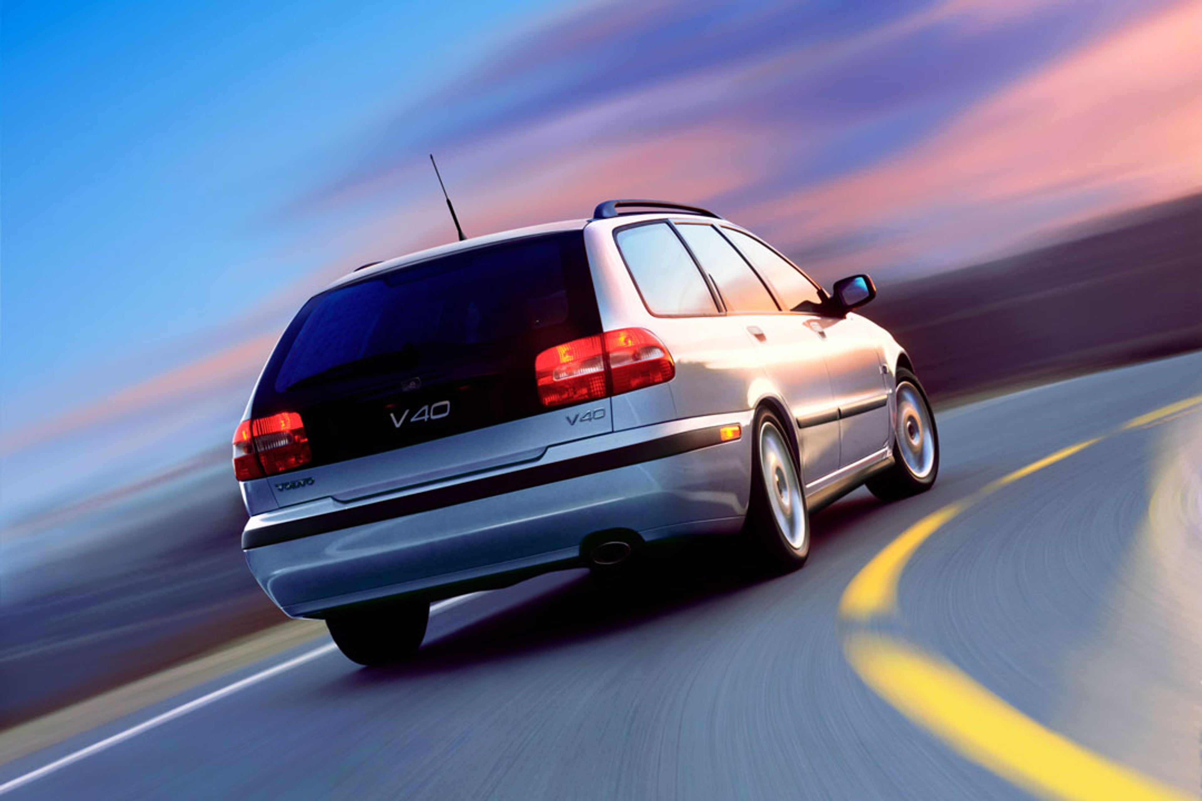 Un Volvo S40 Estate circulando por la carretera en un entorno nocturno.