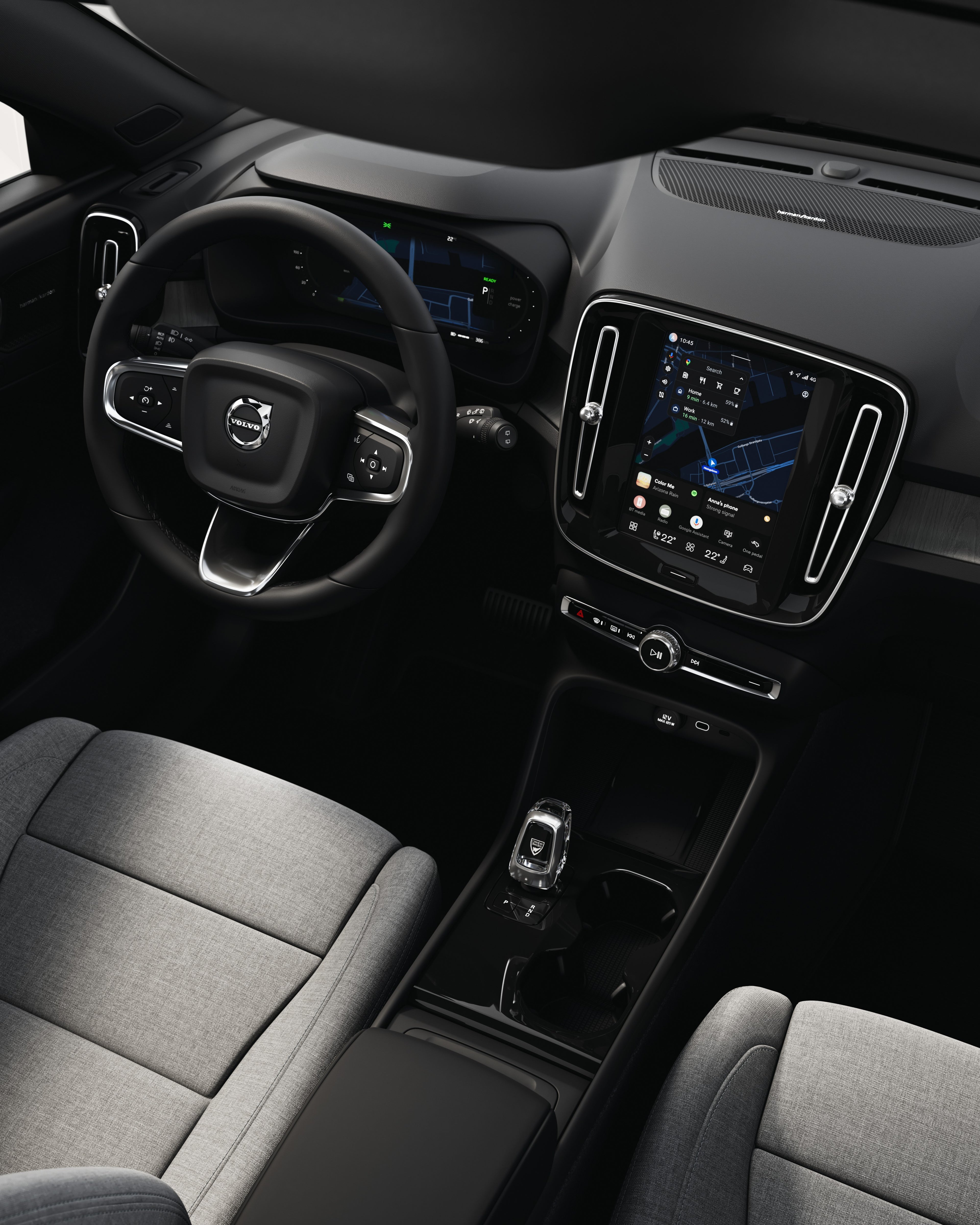 Interiøret i Volvo EC40 med rat og midterste touchscreen.