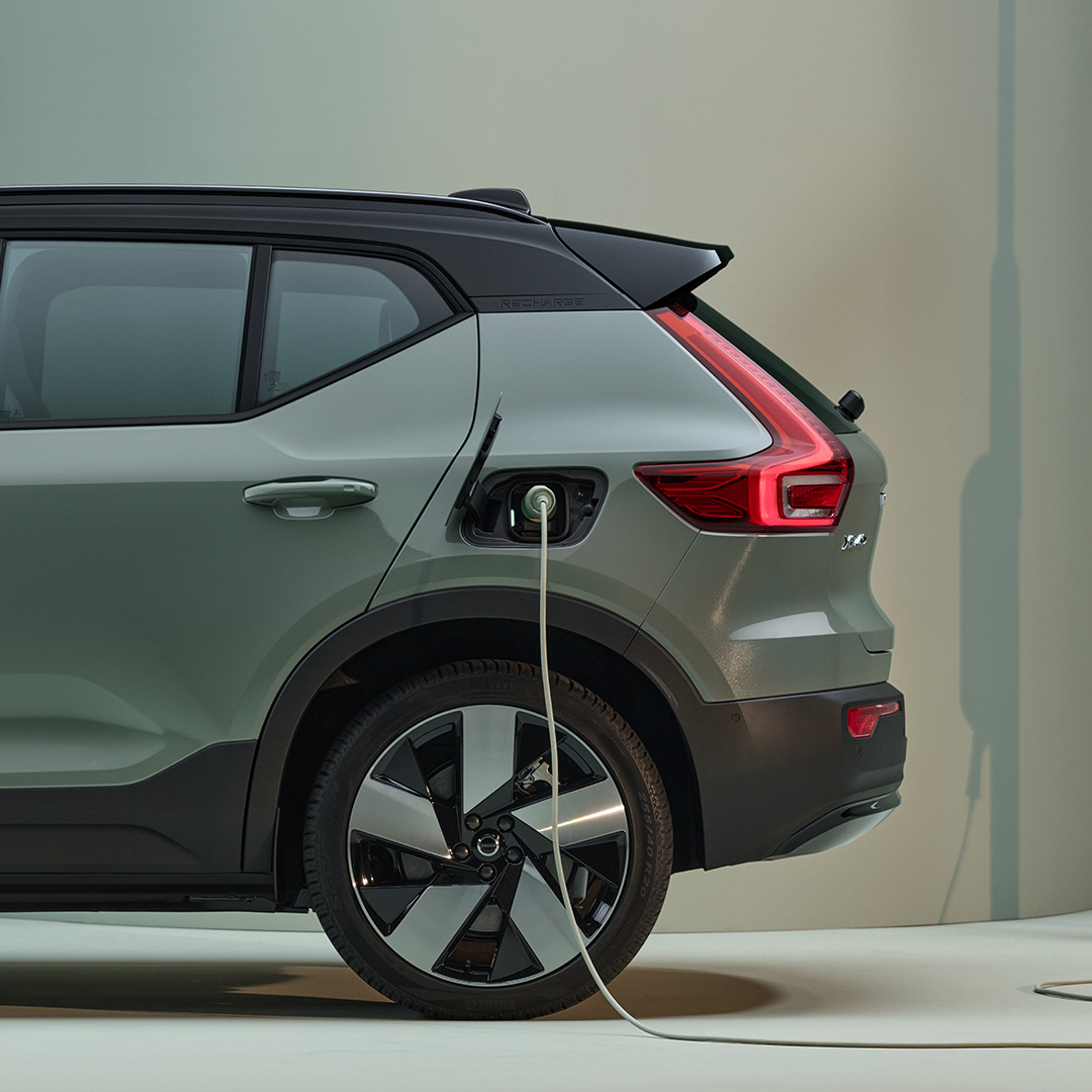 التصميم الديناميكي الهوائي للعجلات في فولفو XC90 Recharge.