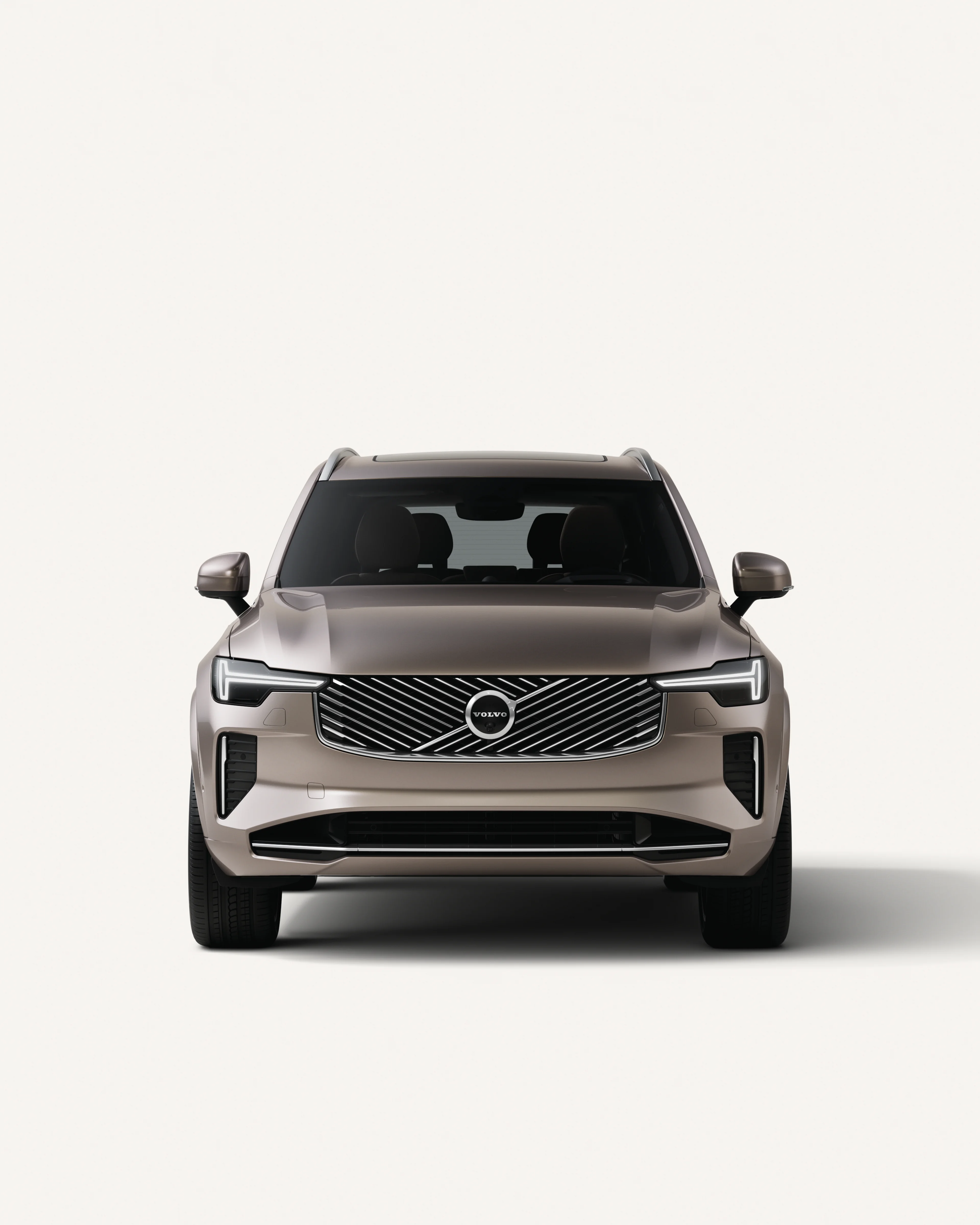 Vista frontale di Volvo XC90 in uno studio bianco.