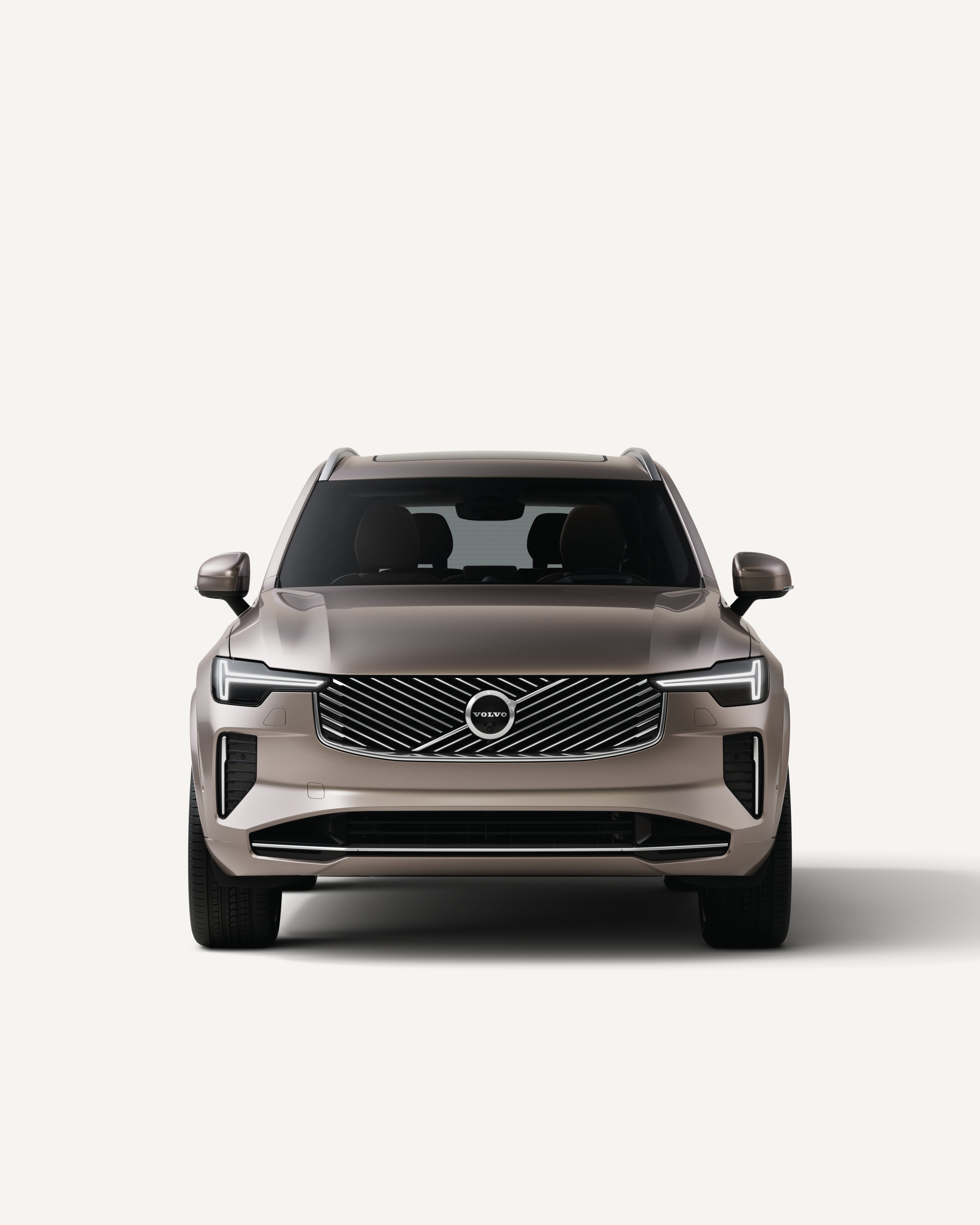 Vorderansicht des Volvo XC90 in einer weißen Studioumgebung.