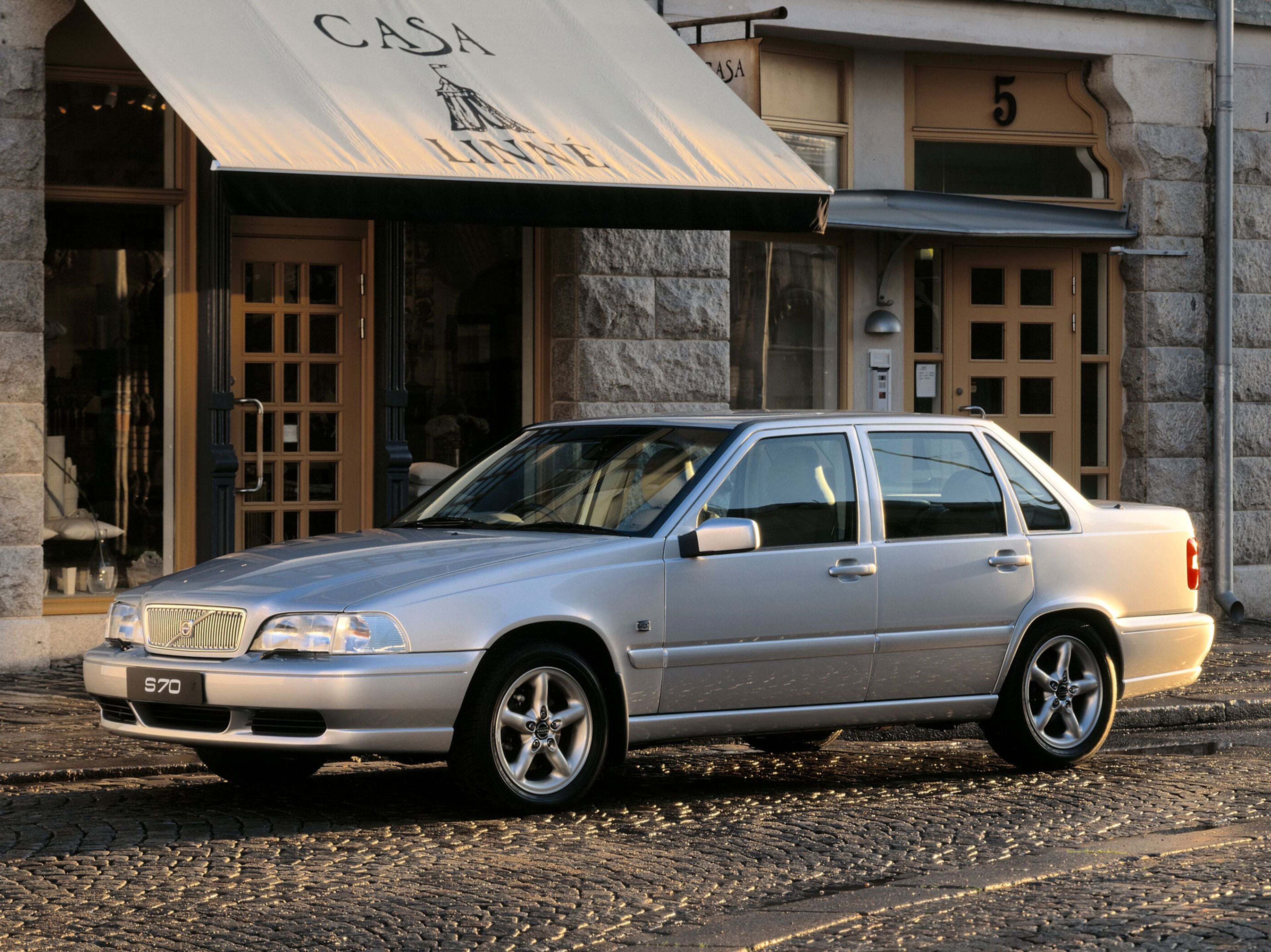 Picture showing the Volvo S70.