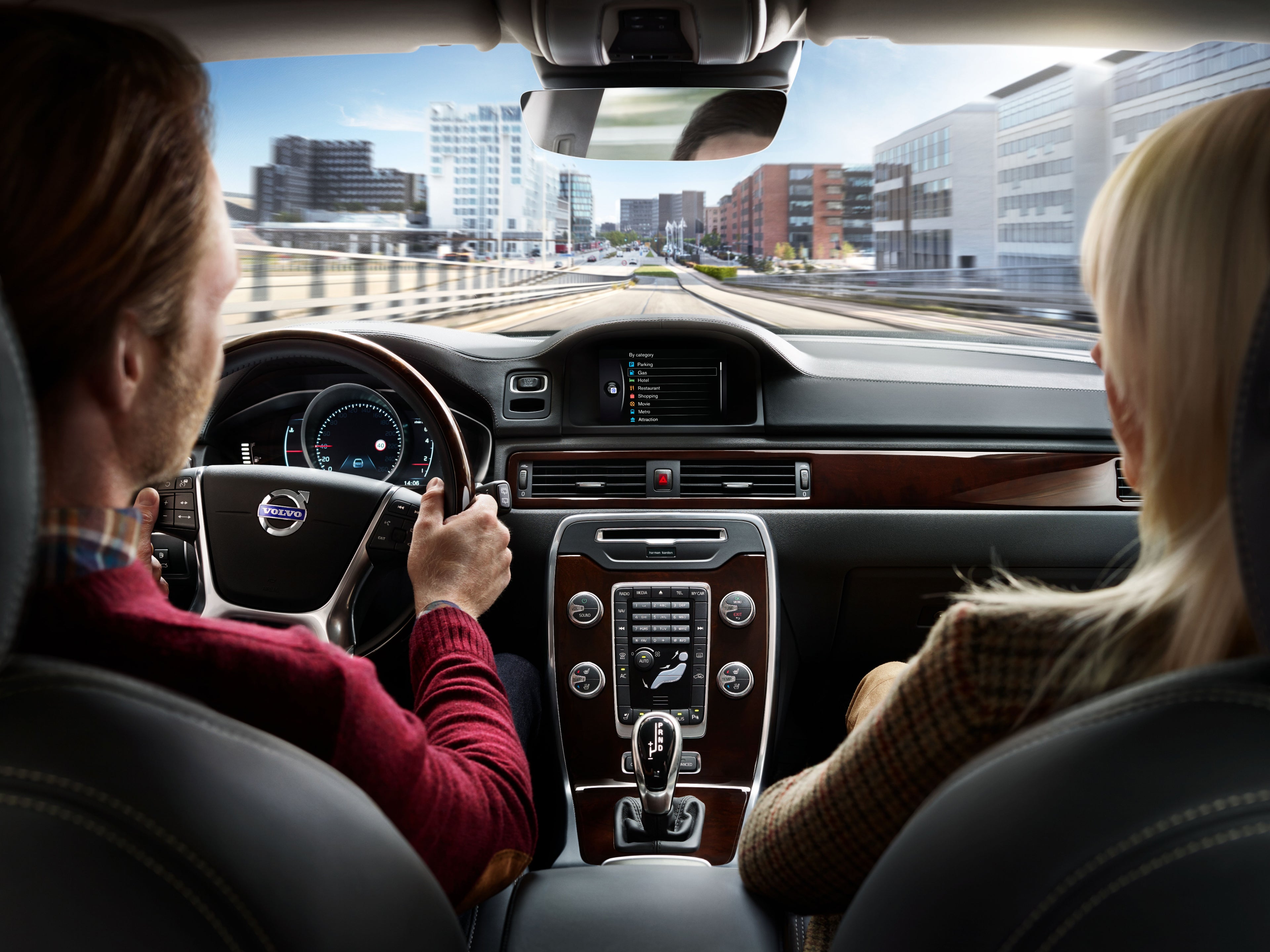 Una imagen que muestra a dos personas en un Volvo XC70.