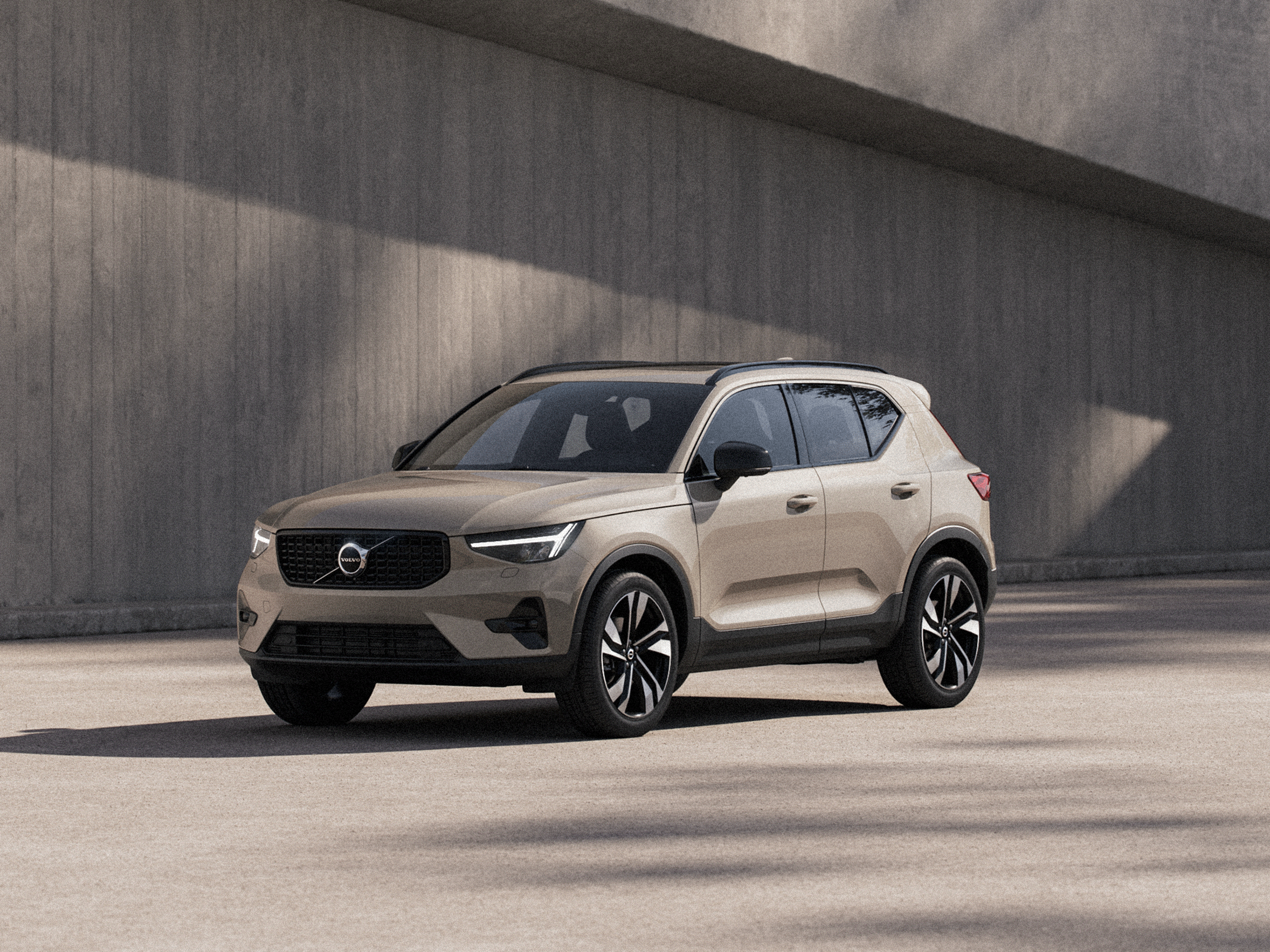 Seitliche Ansicht eines Volvo XC40 Mild-Hybrid