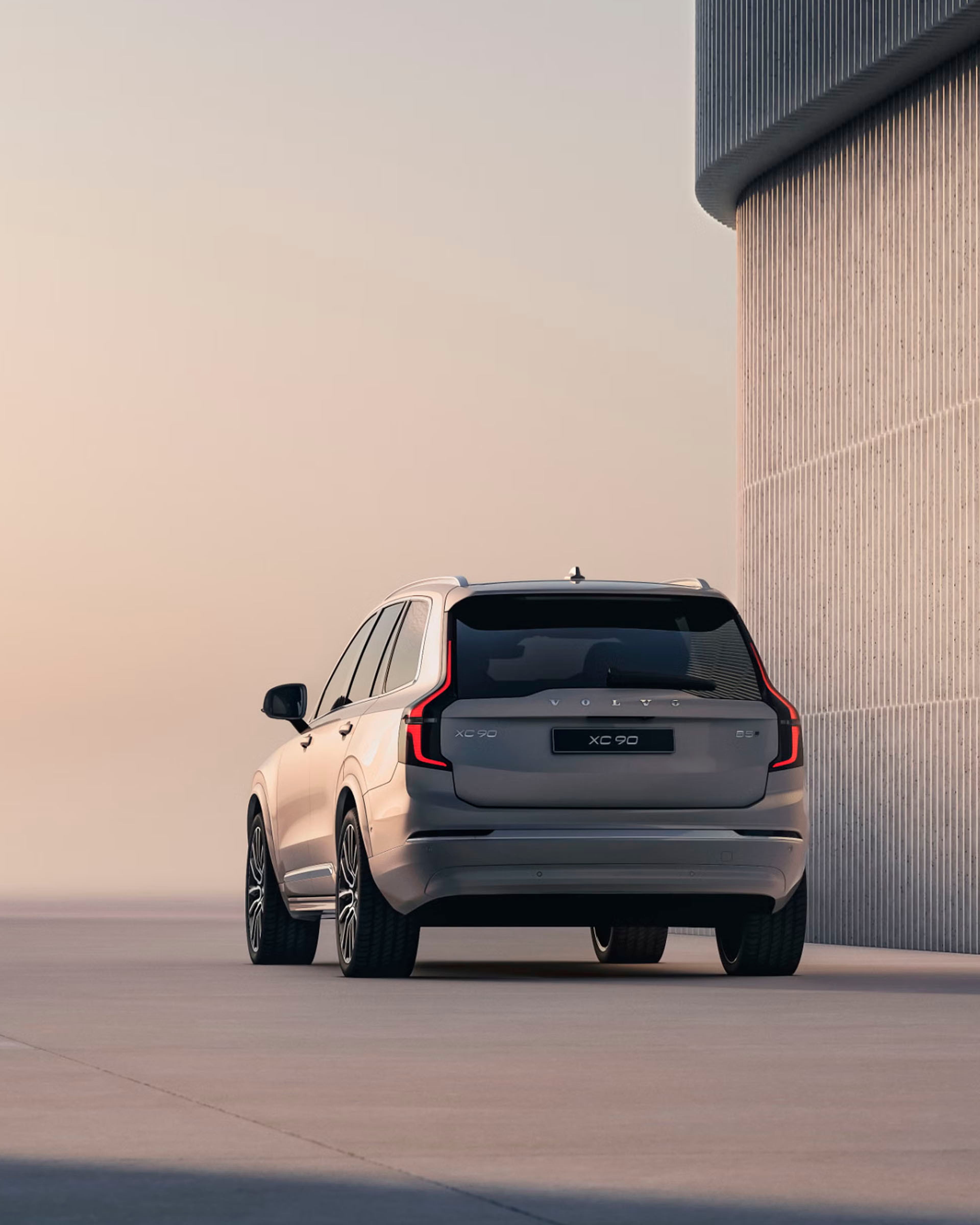 Un Volvo XC90 mild hybrid destacando sus líneas de diseño.