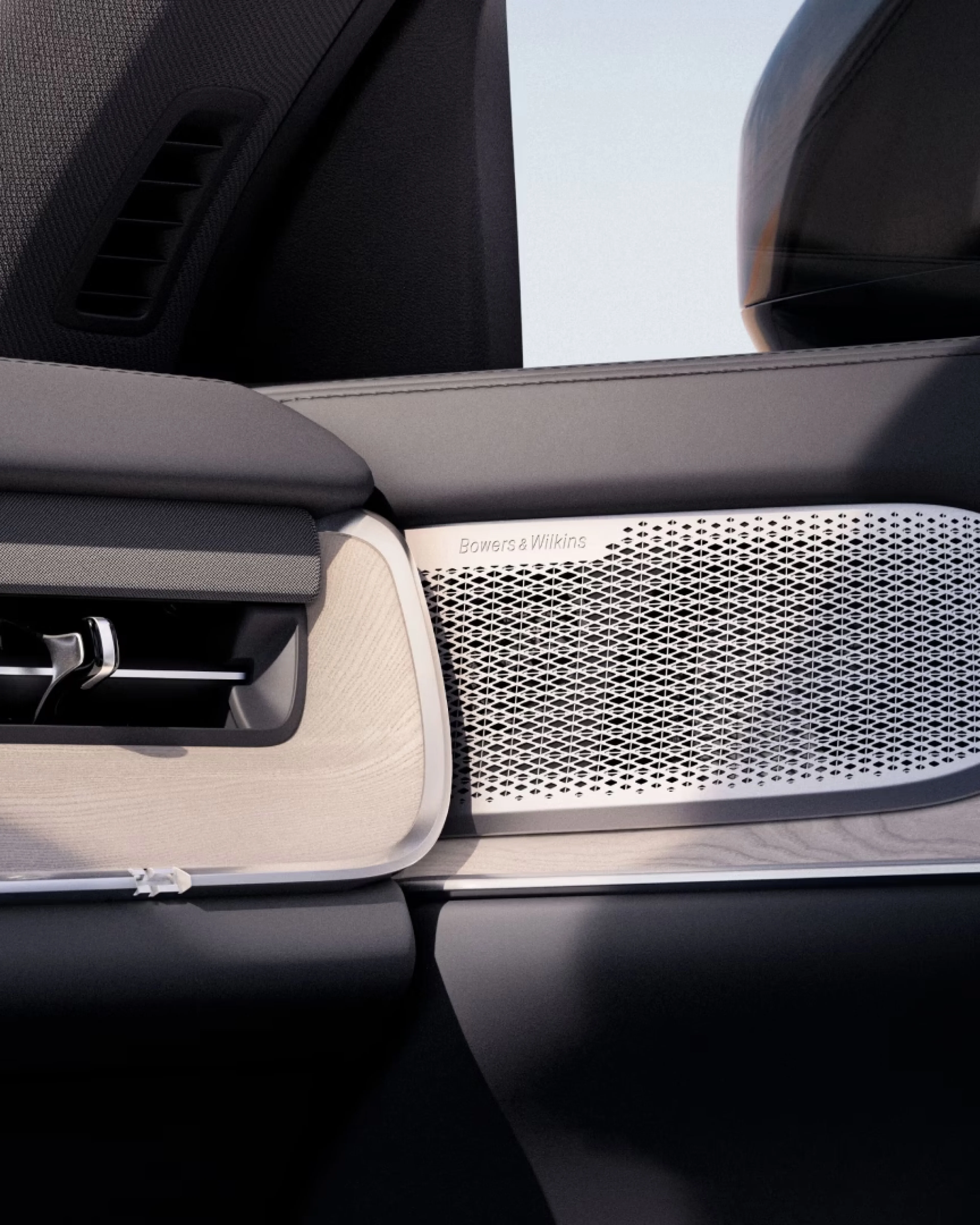 Krupni prikaz instrument-table i panela po mjeri unutar modela EX90.