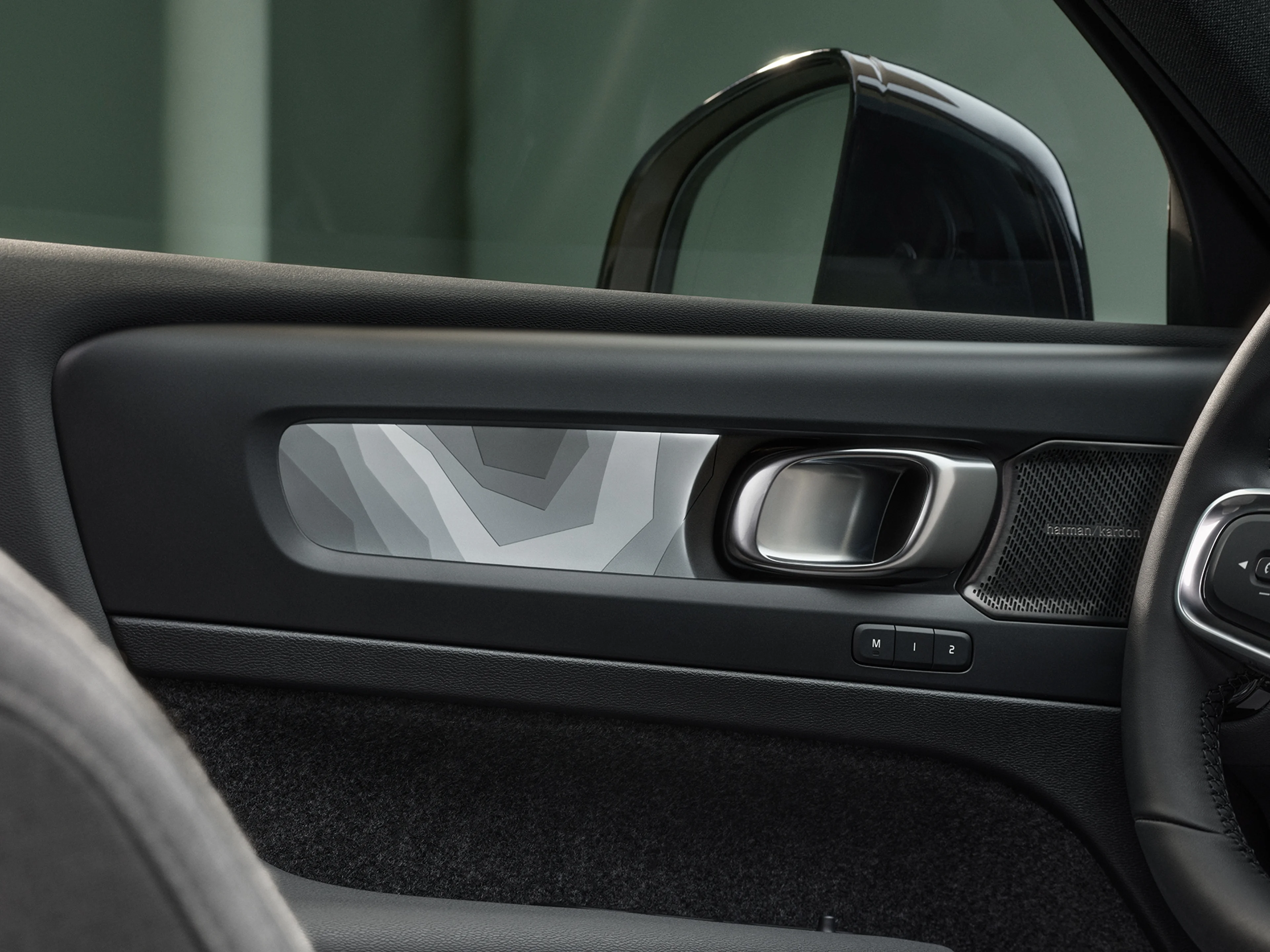 Panel de instrumentos retroiluminado con decoración en el Volvo XC40 Recharge híbrido enchufable.